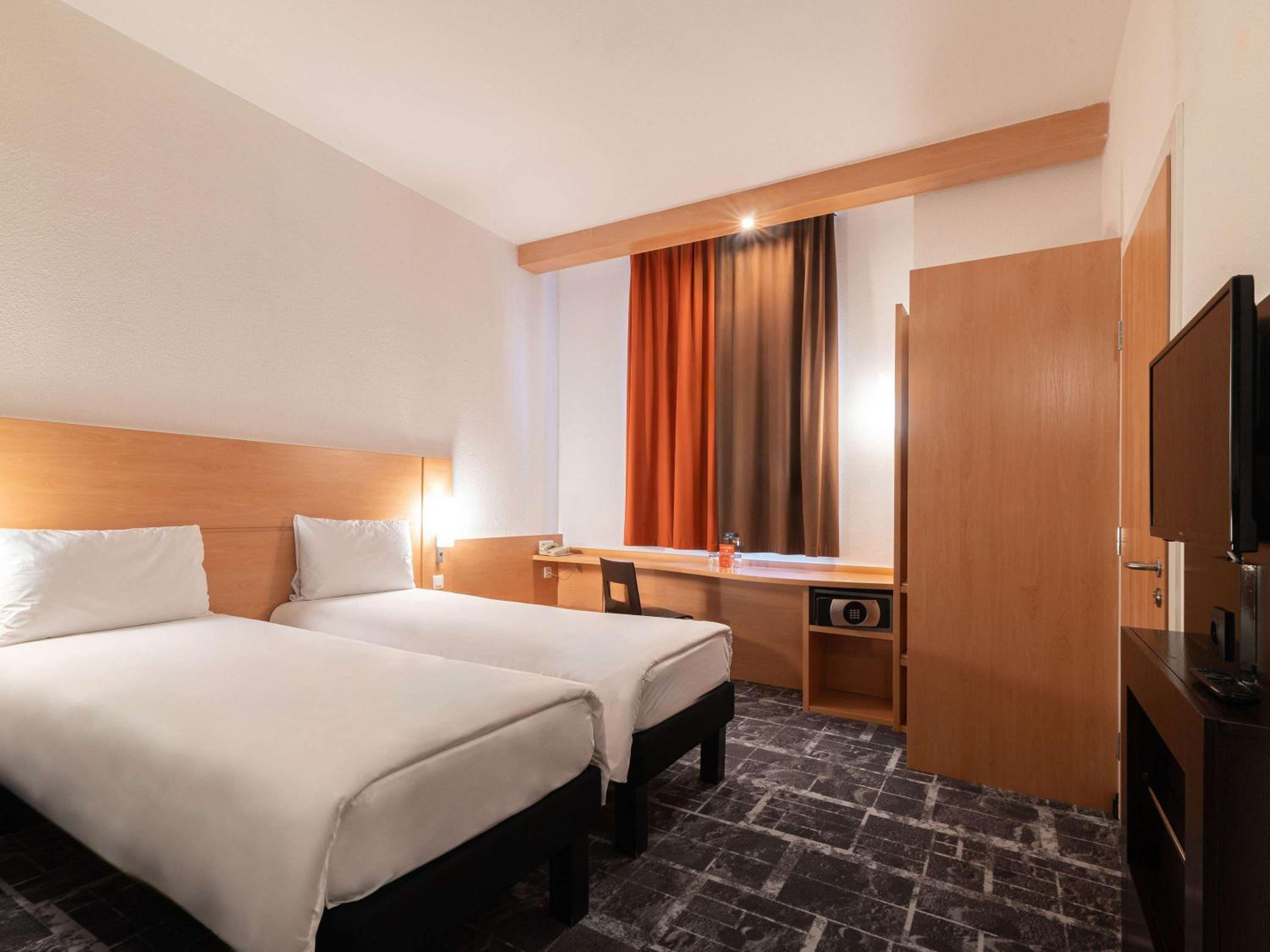 Standard Twin Room with City View