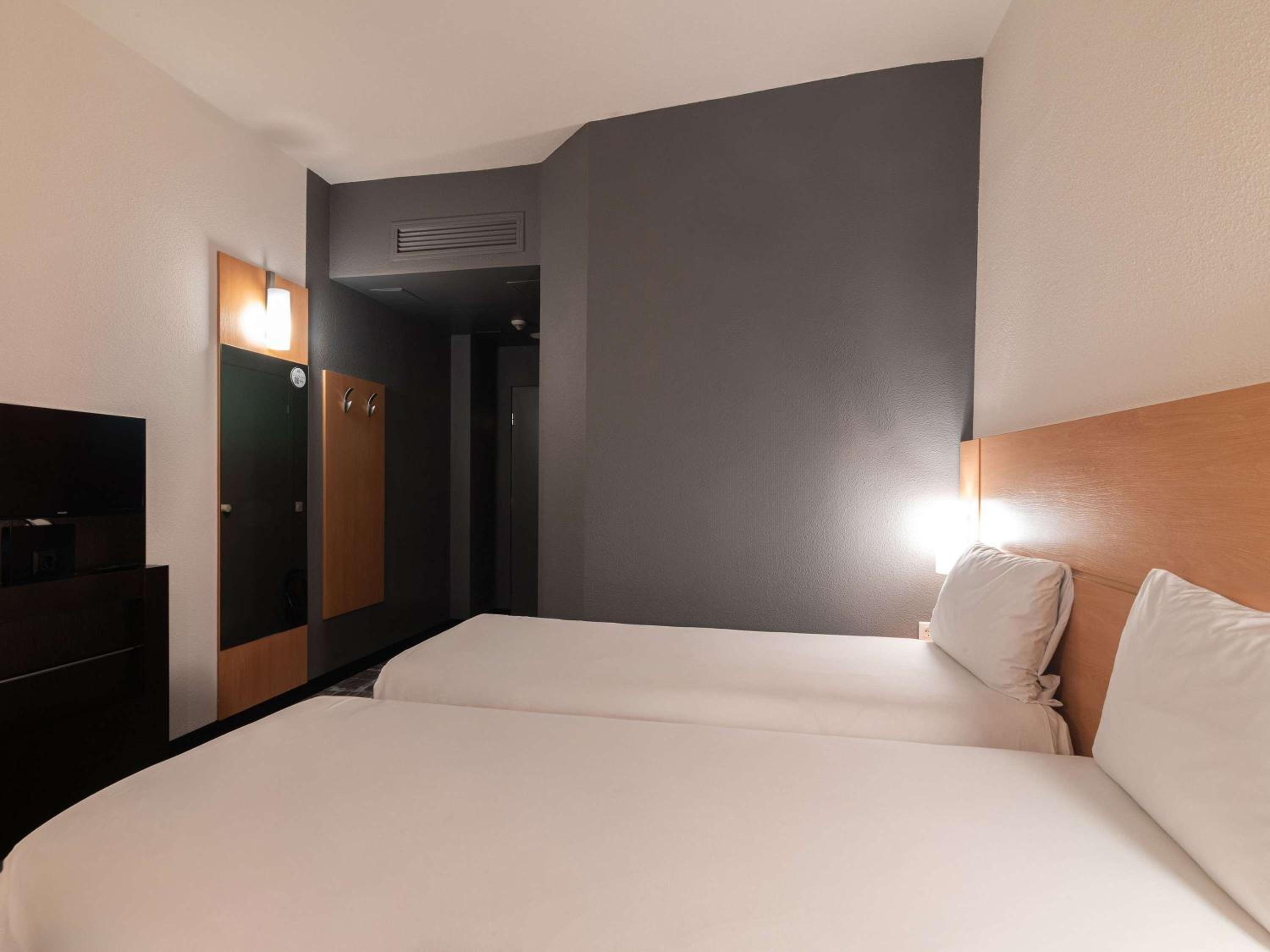 Standard Twin Room with City View photo 3