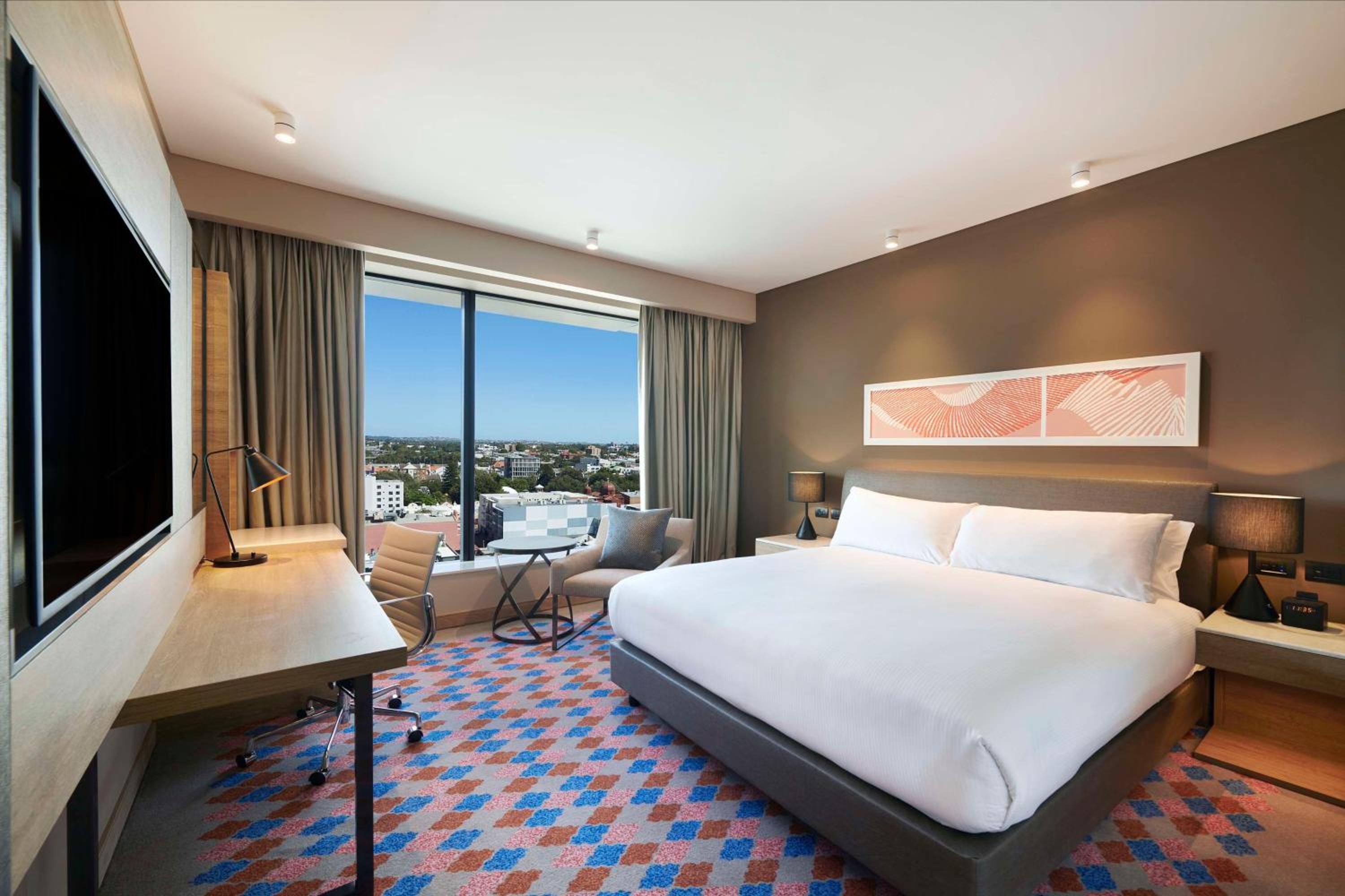 Corner King Room with View thumbnail 5
