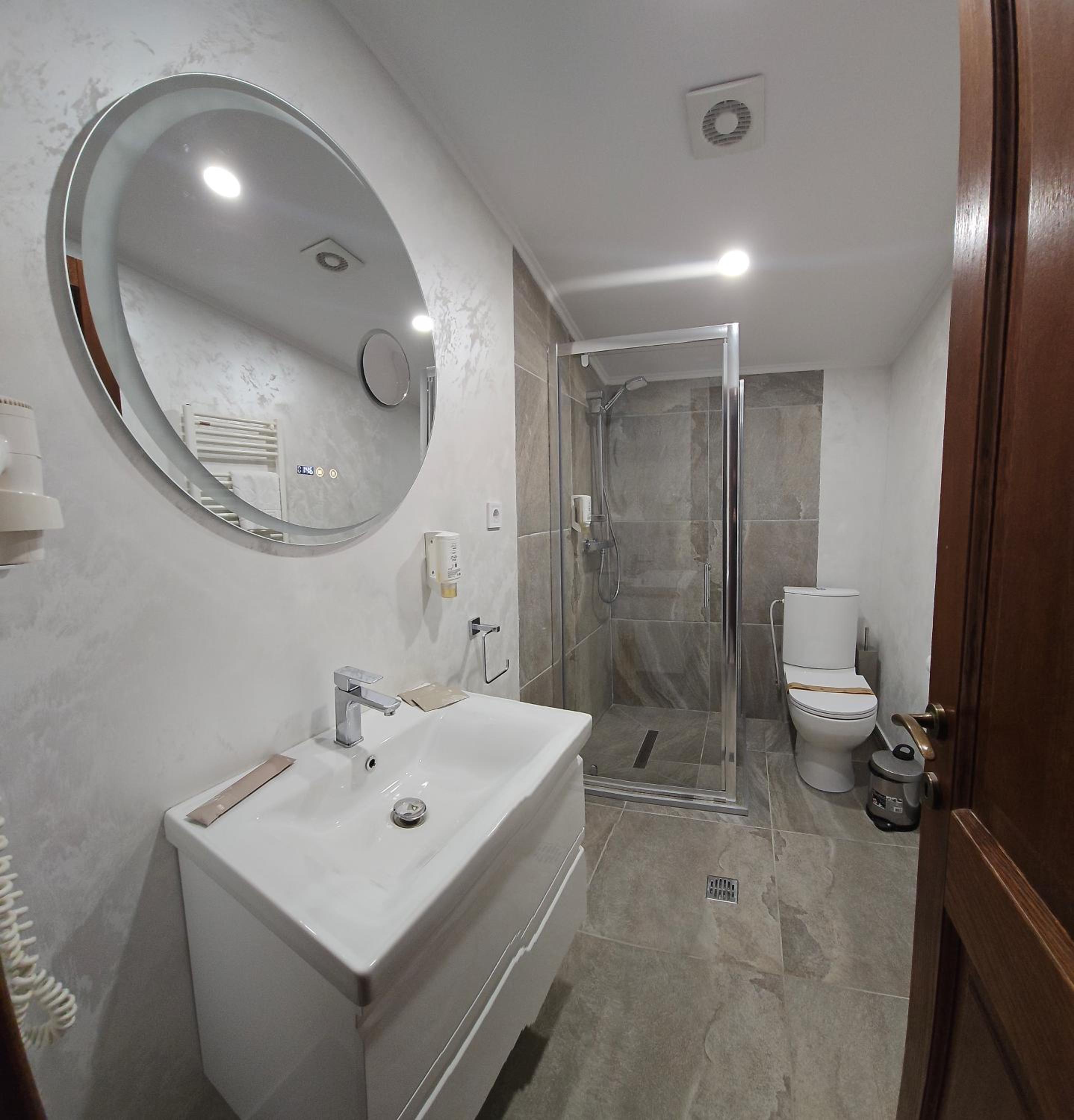 Large Double Room - Photo 3