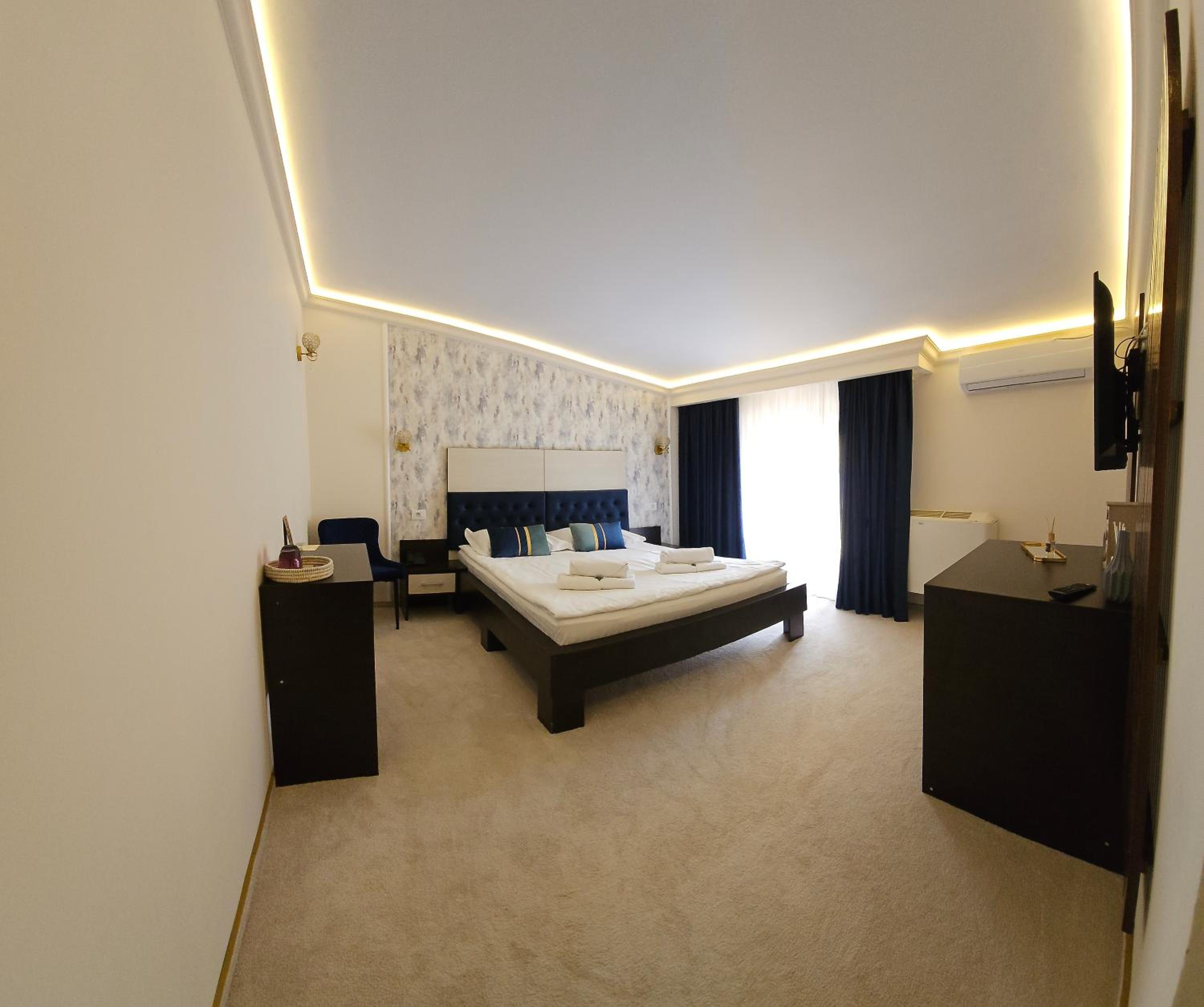 Large Double Room - Photo 1