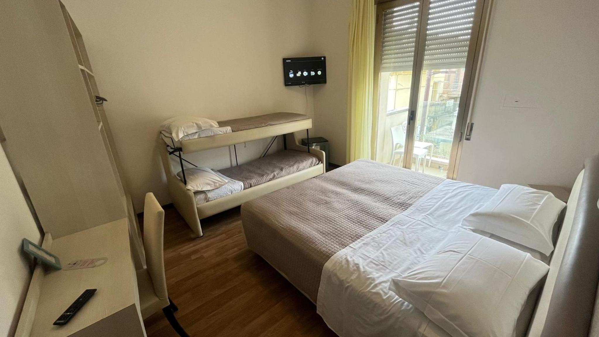 Standard Quadruple Room - Photo 4