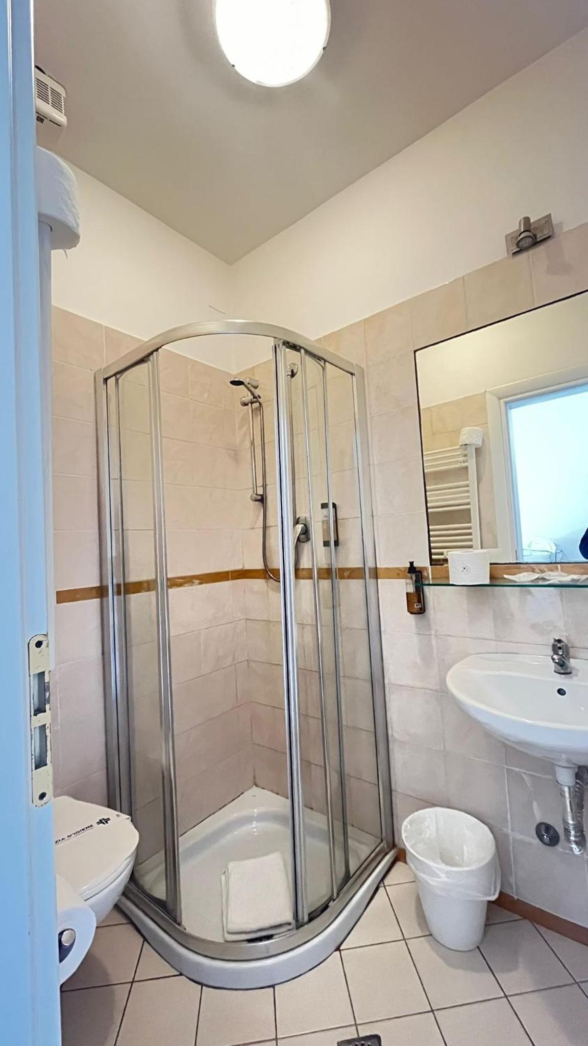 Standard Quadruple Room - Photo 5