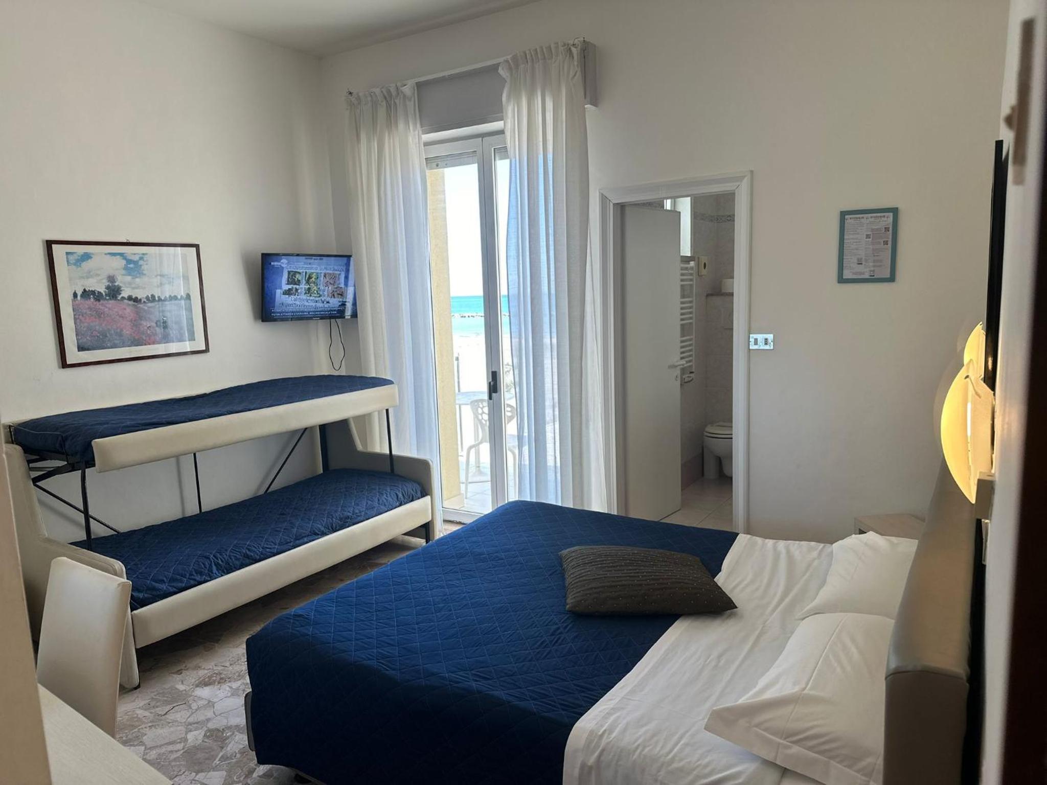 Quadruple Room with Sea View - Photo 3