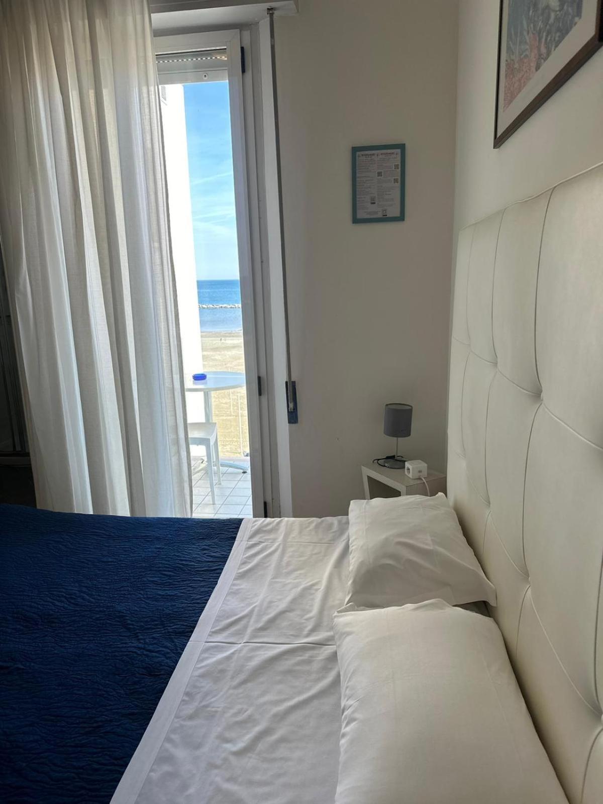 Double or Twin Room with Sea View - Photo 3