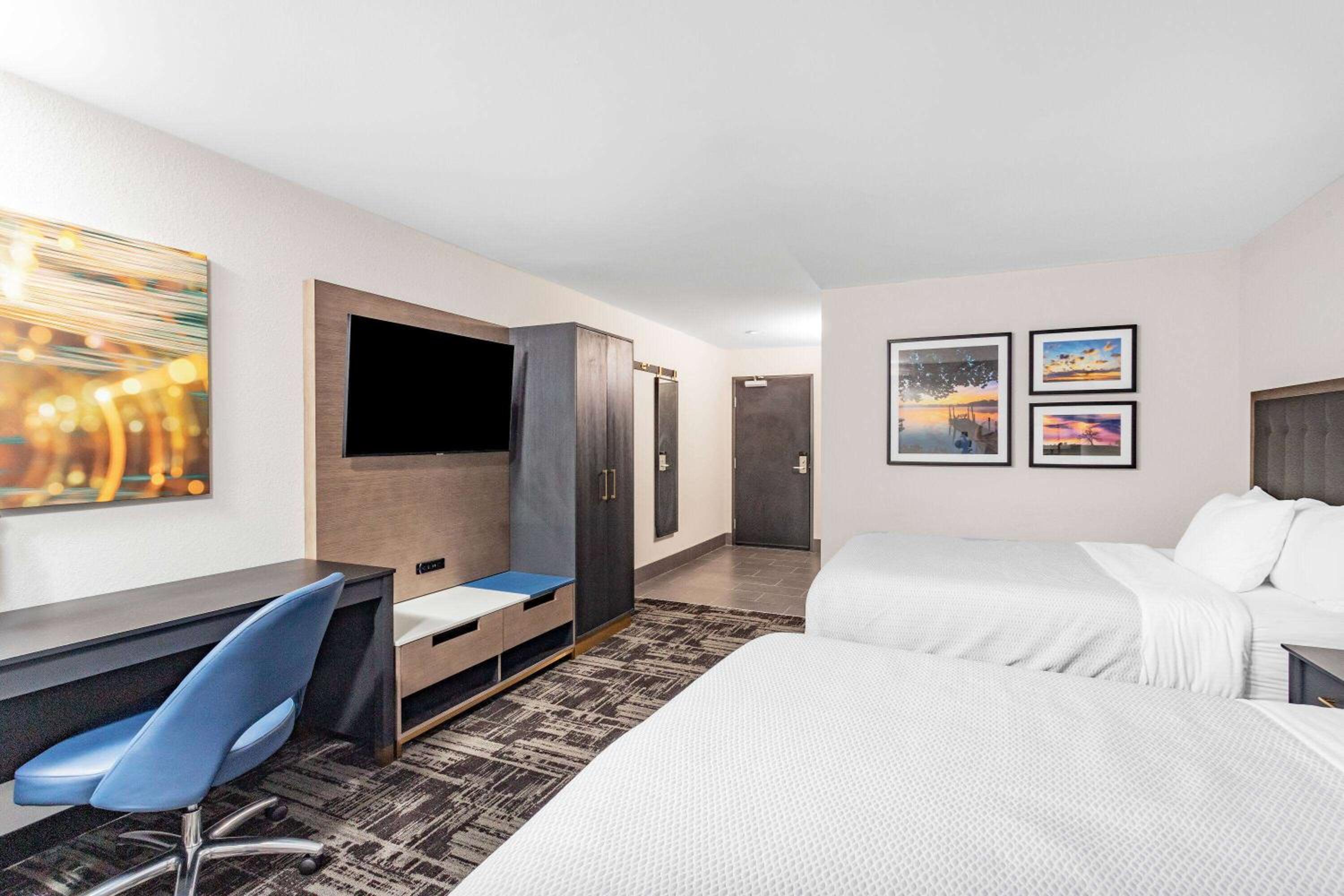 Deluxe Queen Room with Two Queen Beds - Non-Smoking - Photo 8