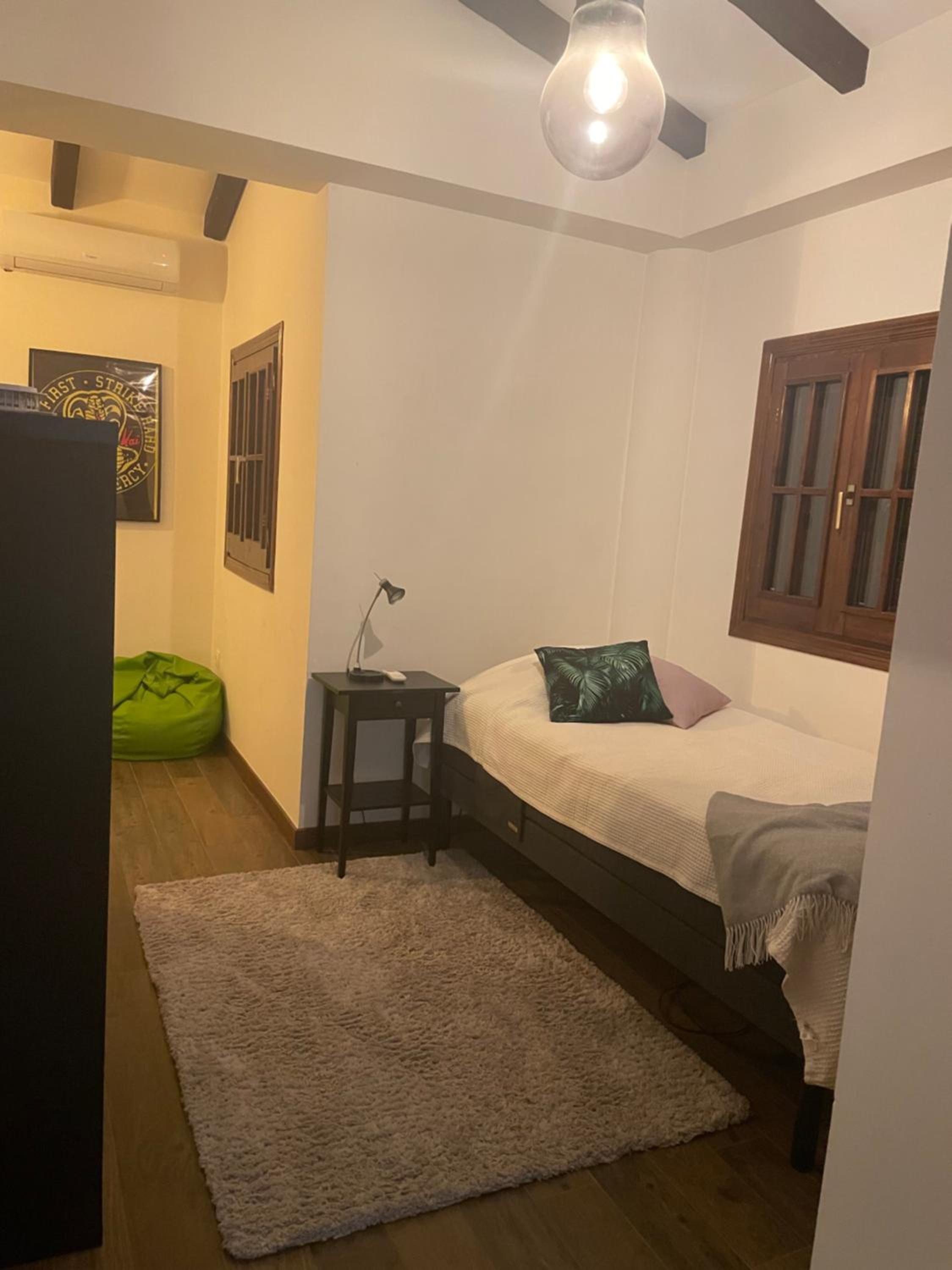 Six-Bedroom House photo 3