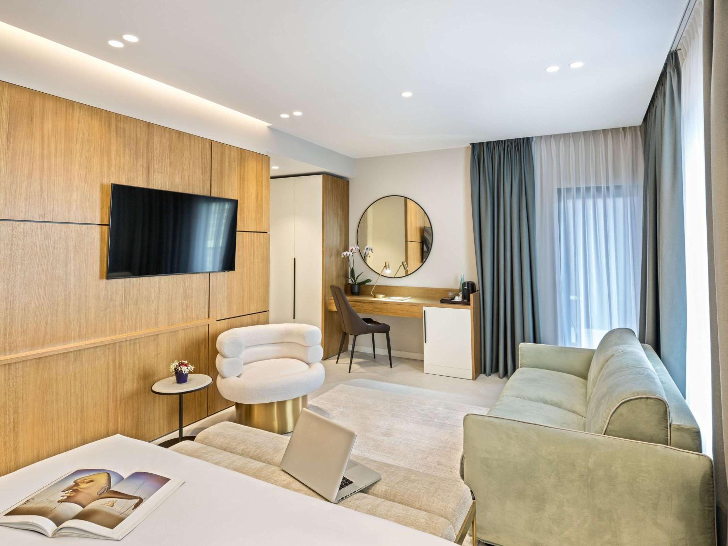 Superior King Room with Sofa Bed photo 1