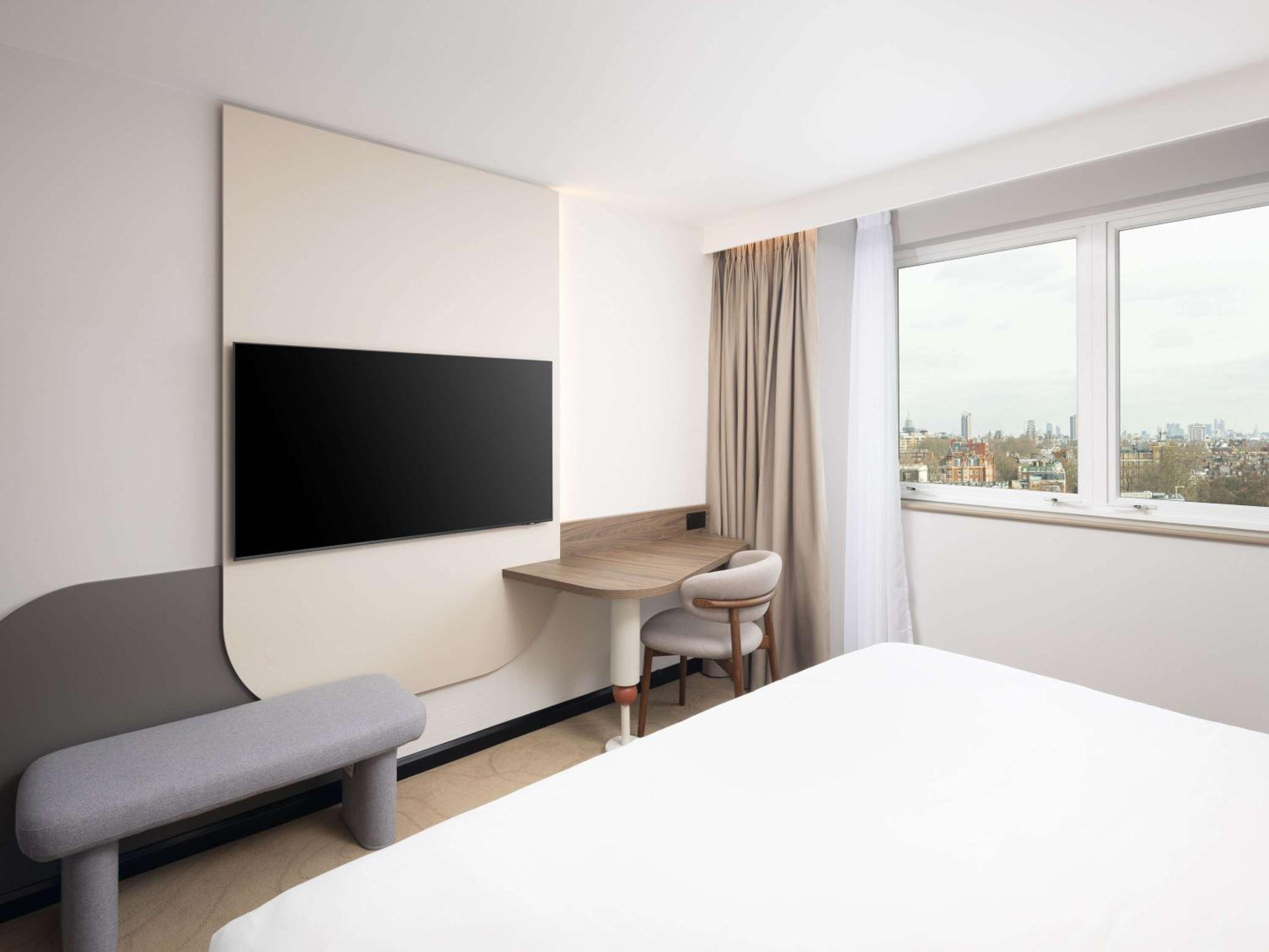 Deluxe Priviledge King Room with Rainfall Shower and City View photo 2