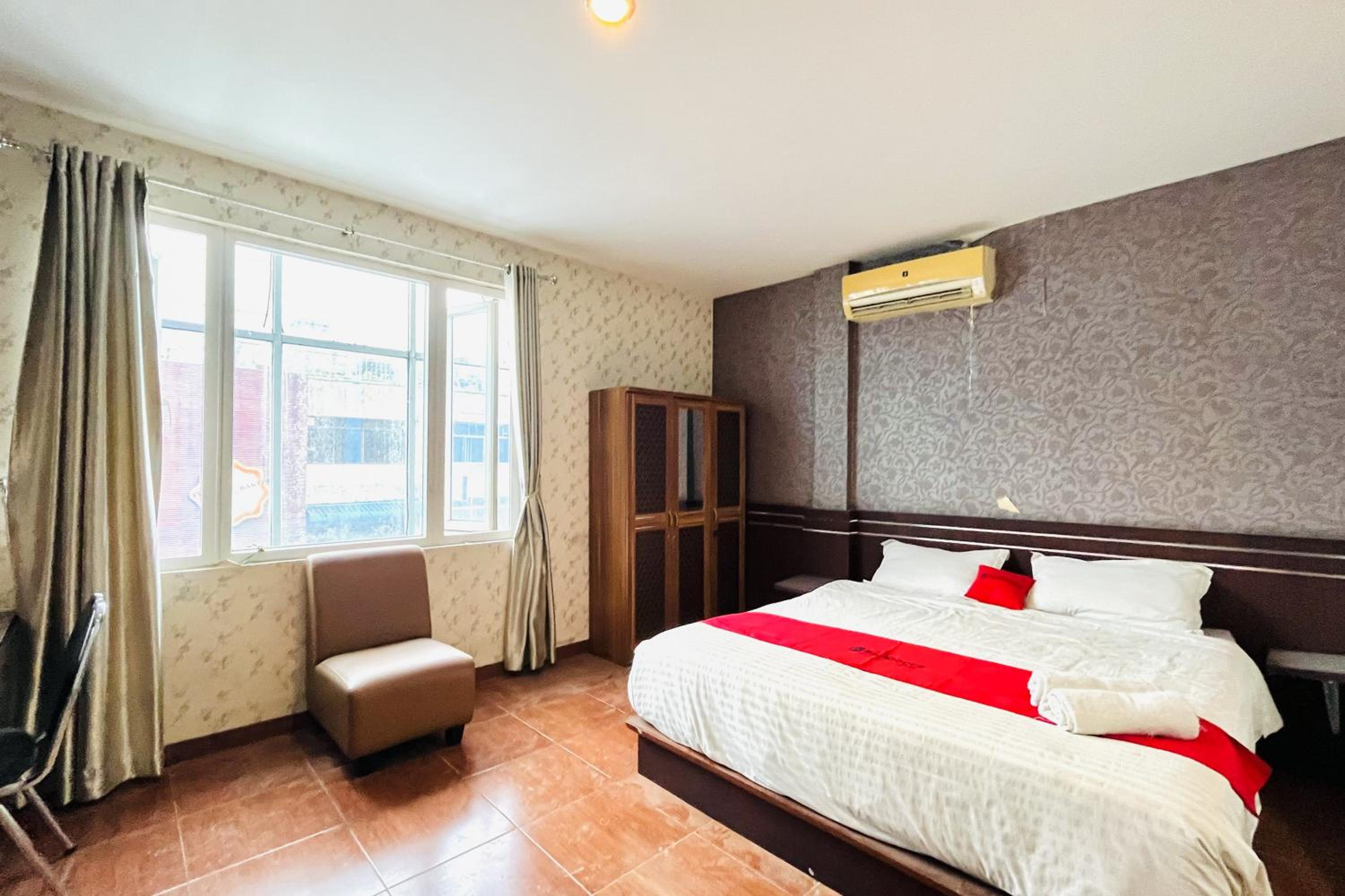 Suite - Photo 1