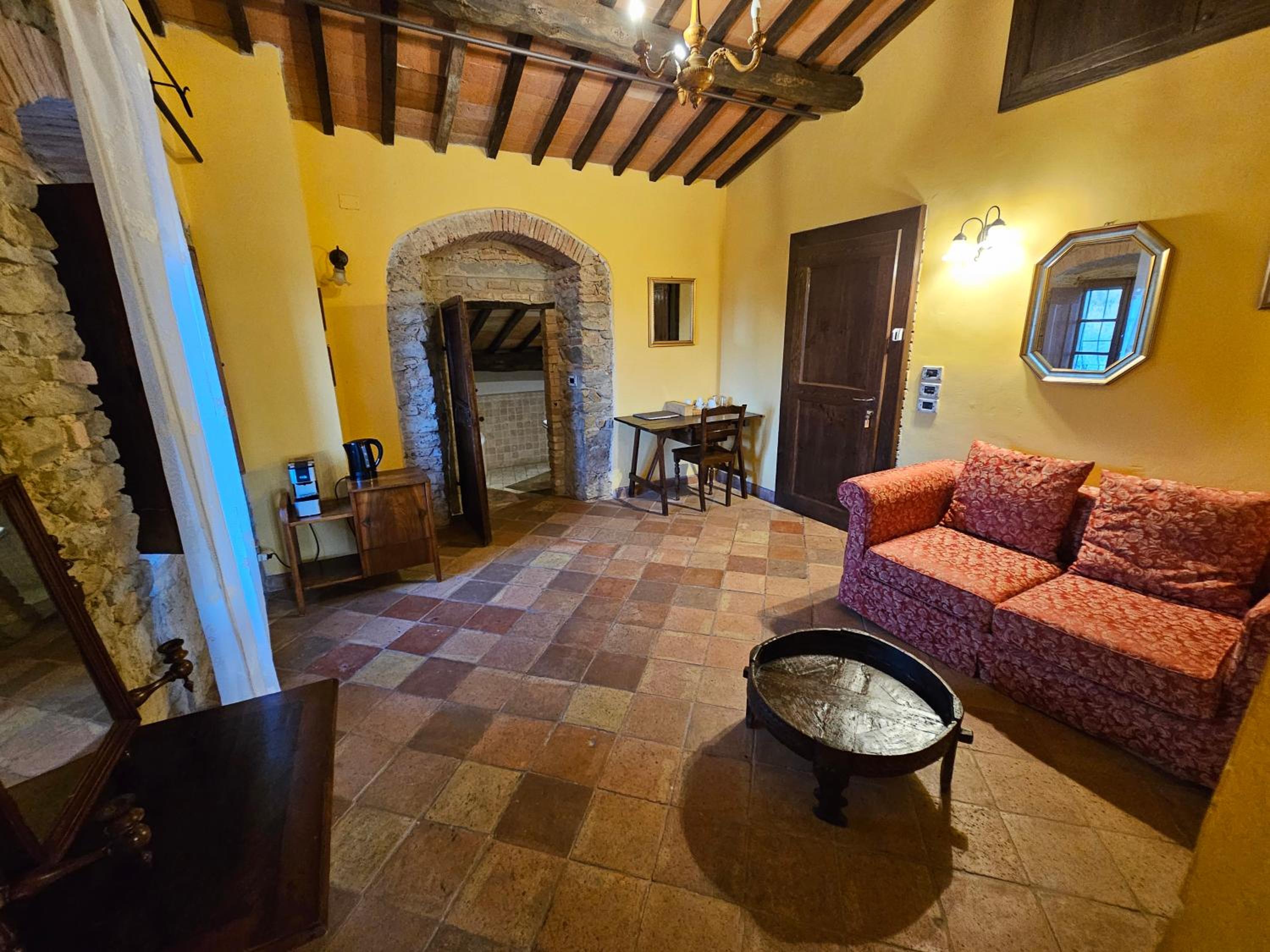Suite - Photo 1