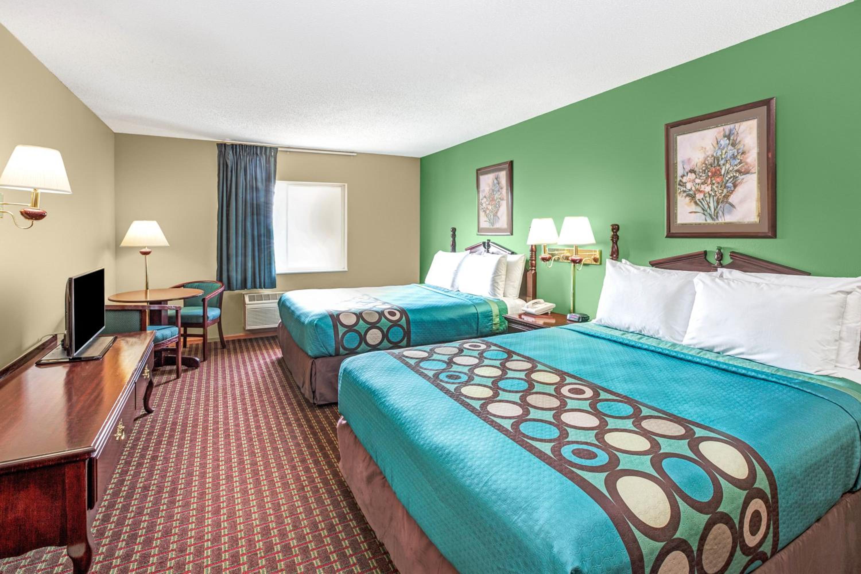 Queen Room with Two Queen Beds - Non-Smoking - Photo 2