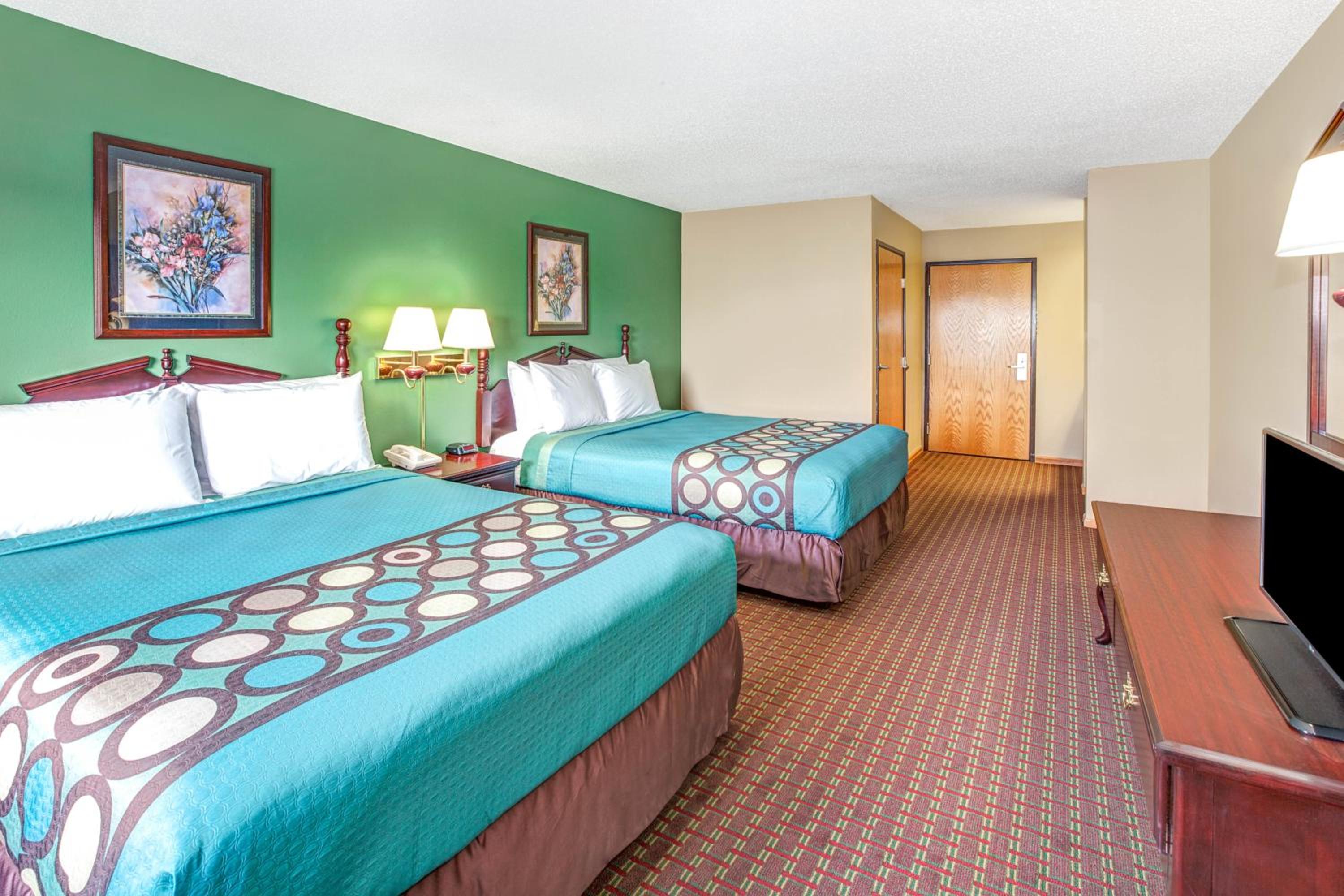 Queen Room with Two Queen Beds - Non-Smoking - Photo 3