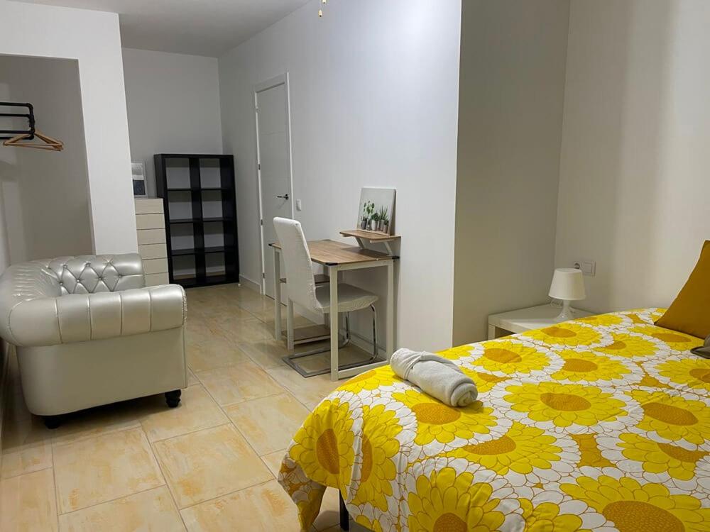 Double Room with Shared Bathroom photo 2