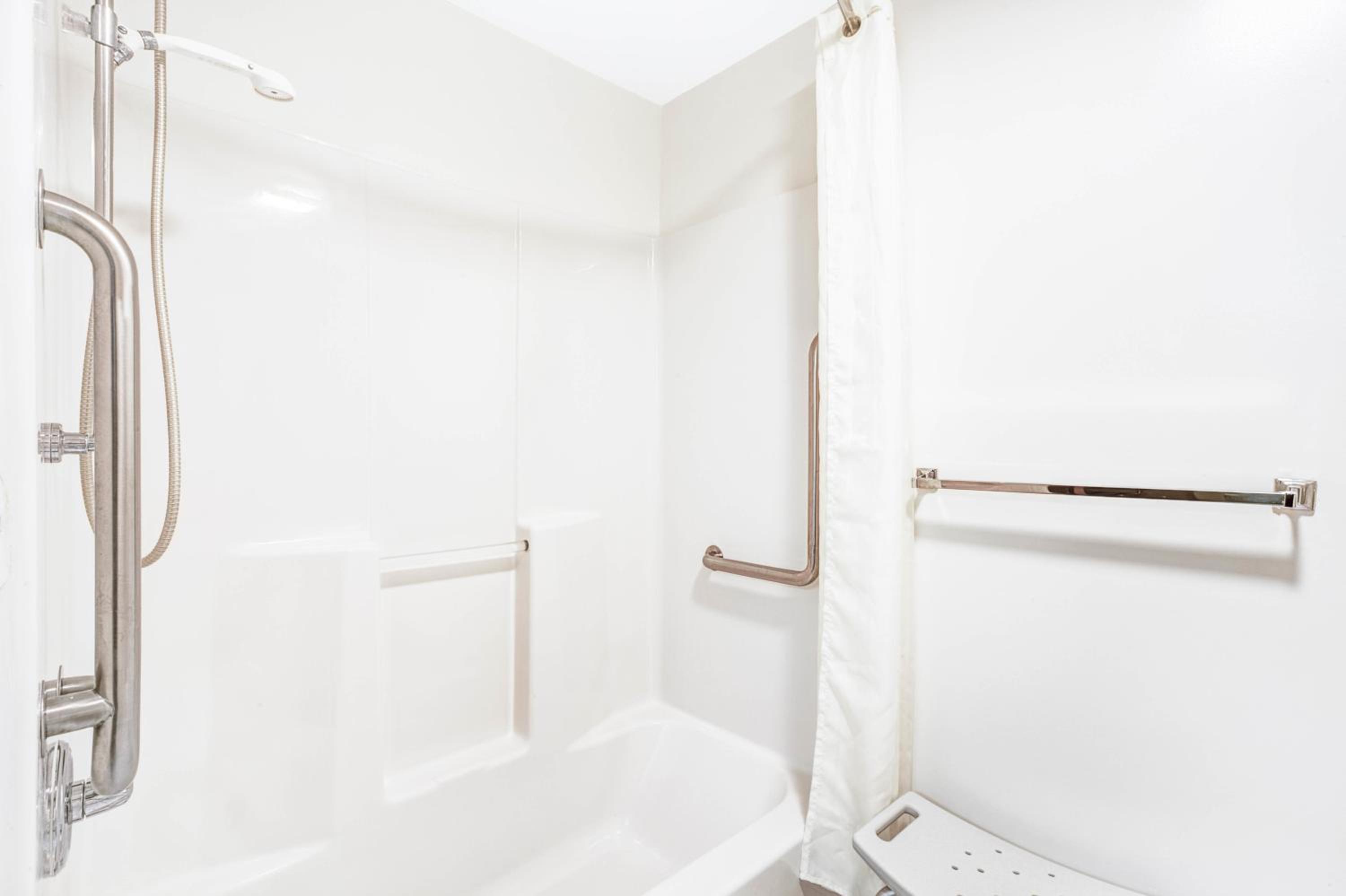 Queen Room - Disability Access - Non-Smoking - Photo 2
