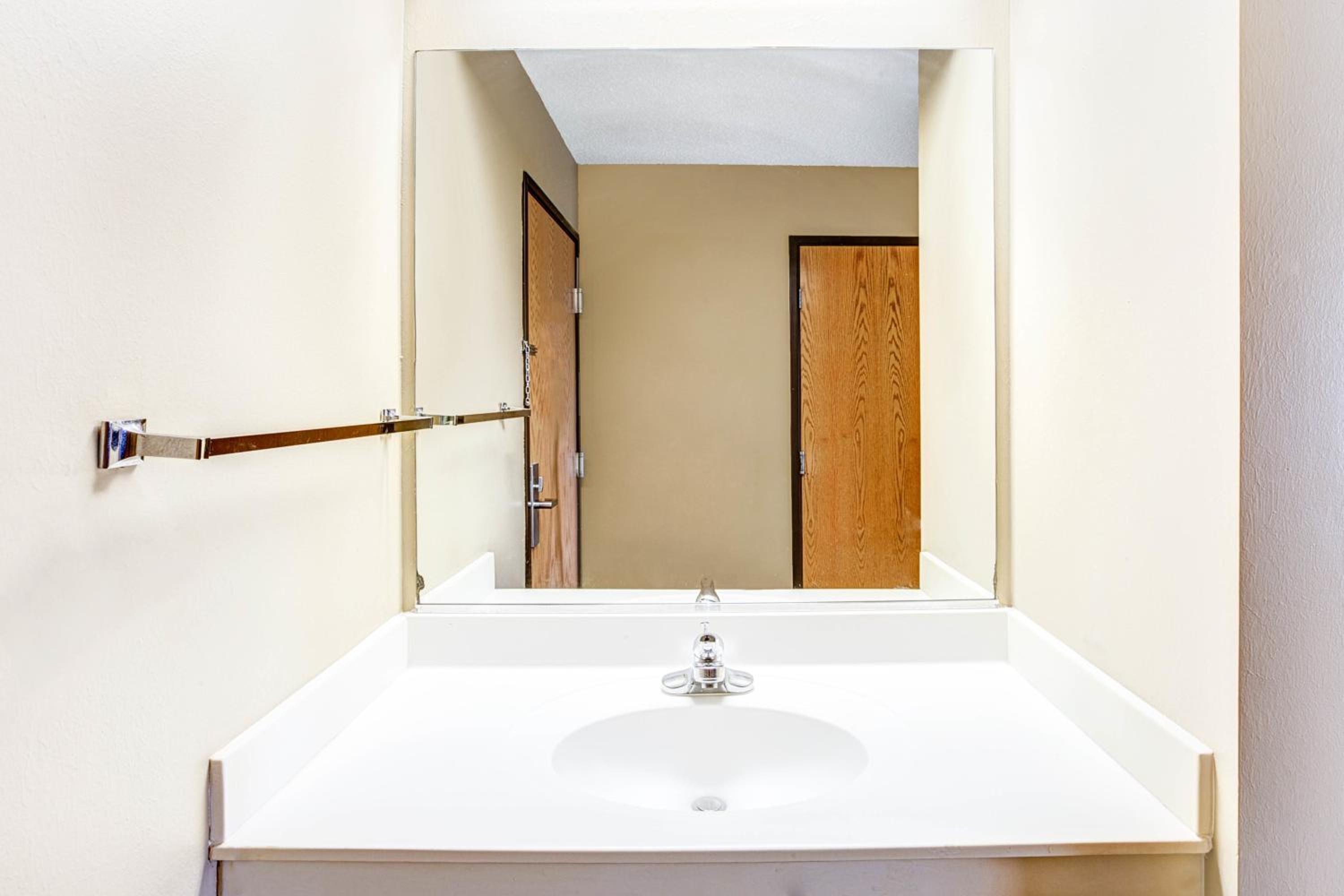 Queen Room - Disability Access - Non-Smoking - Photo 4