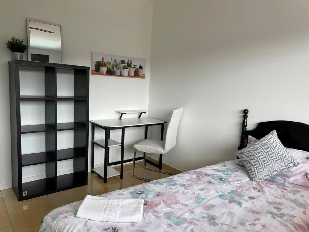 Single Room with Shared Bathroom photo 2