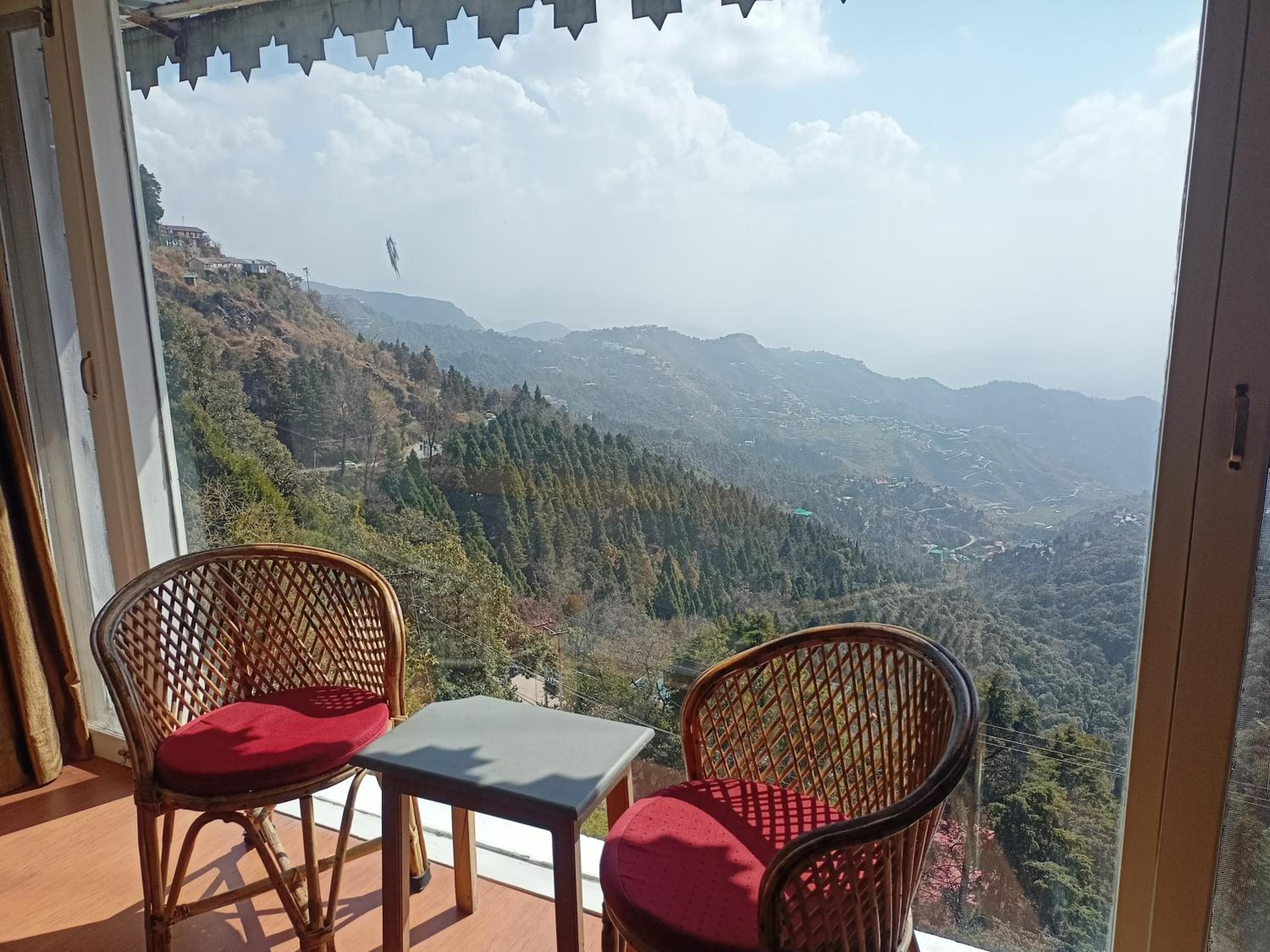 Apartment with Mountain View - Photo 4