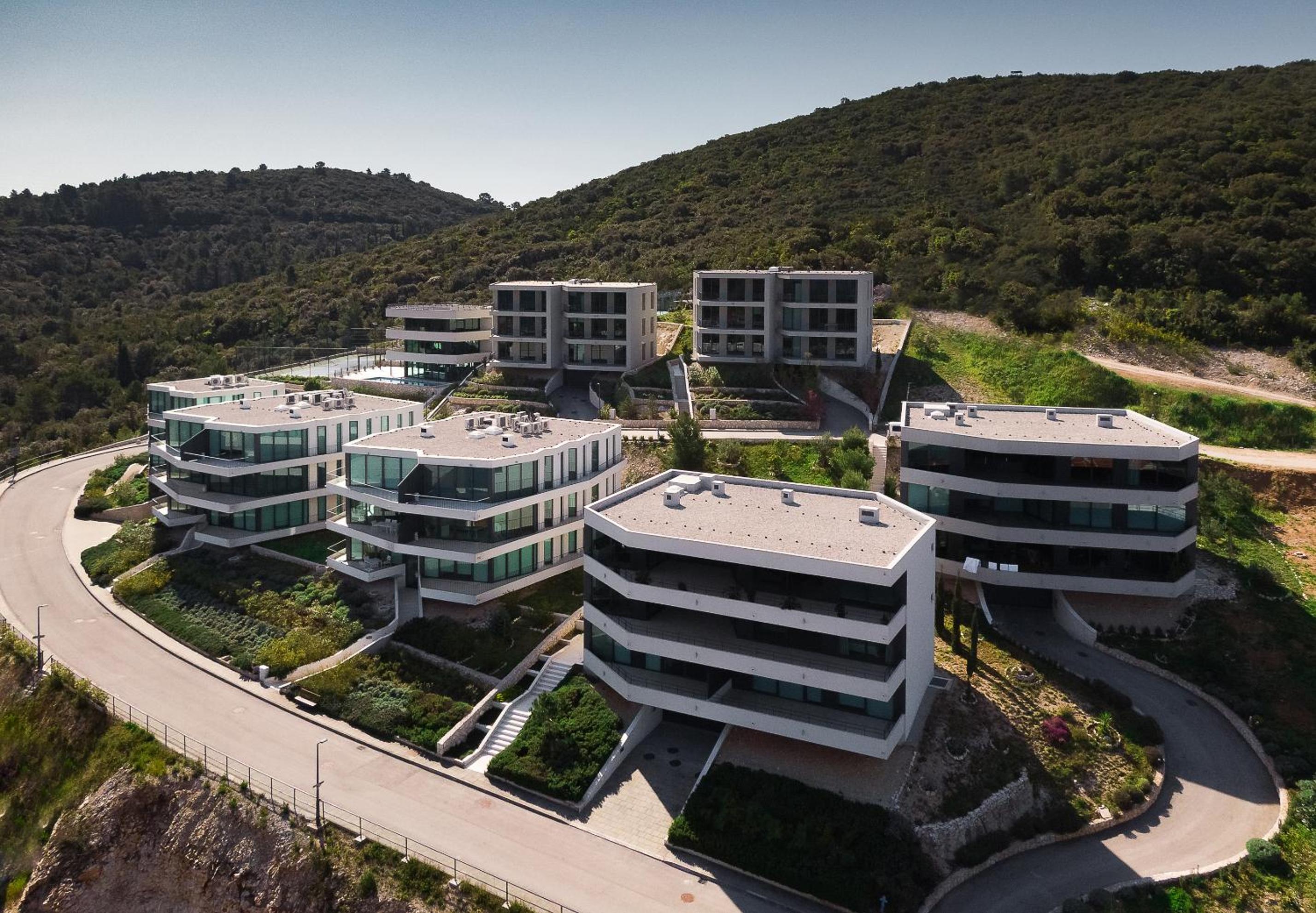 Three-Bedroom Apartment with Sea View photo 3