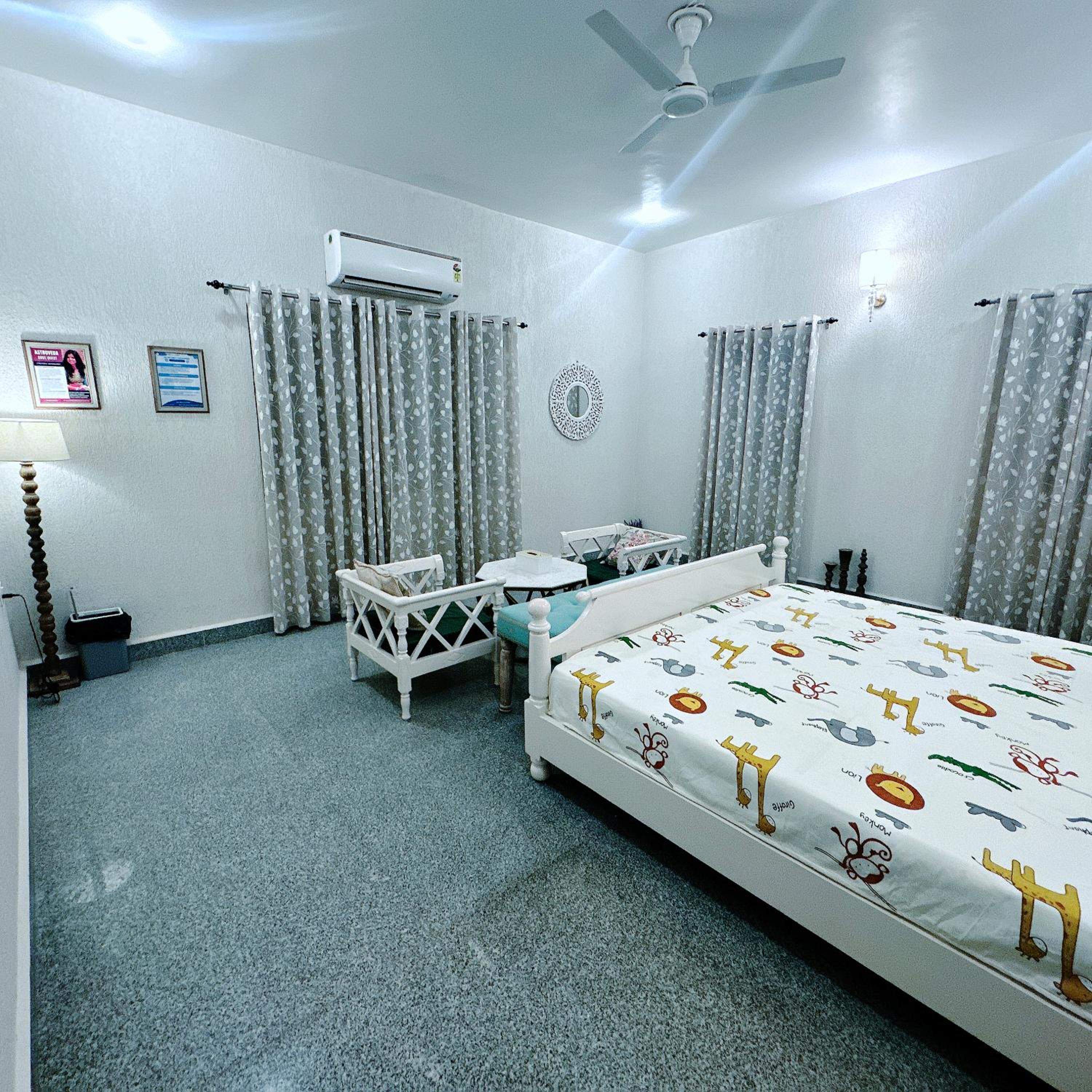 Double Room with Shared Bathroom photo 2