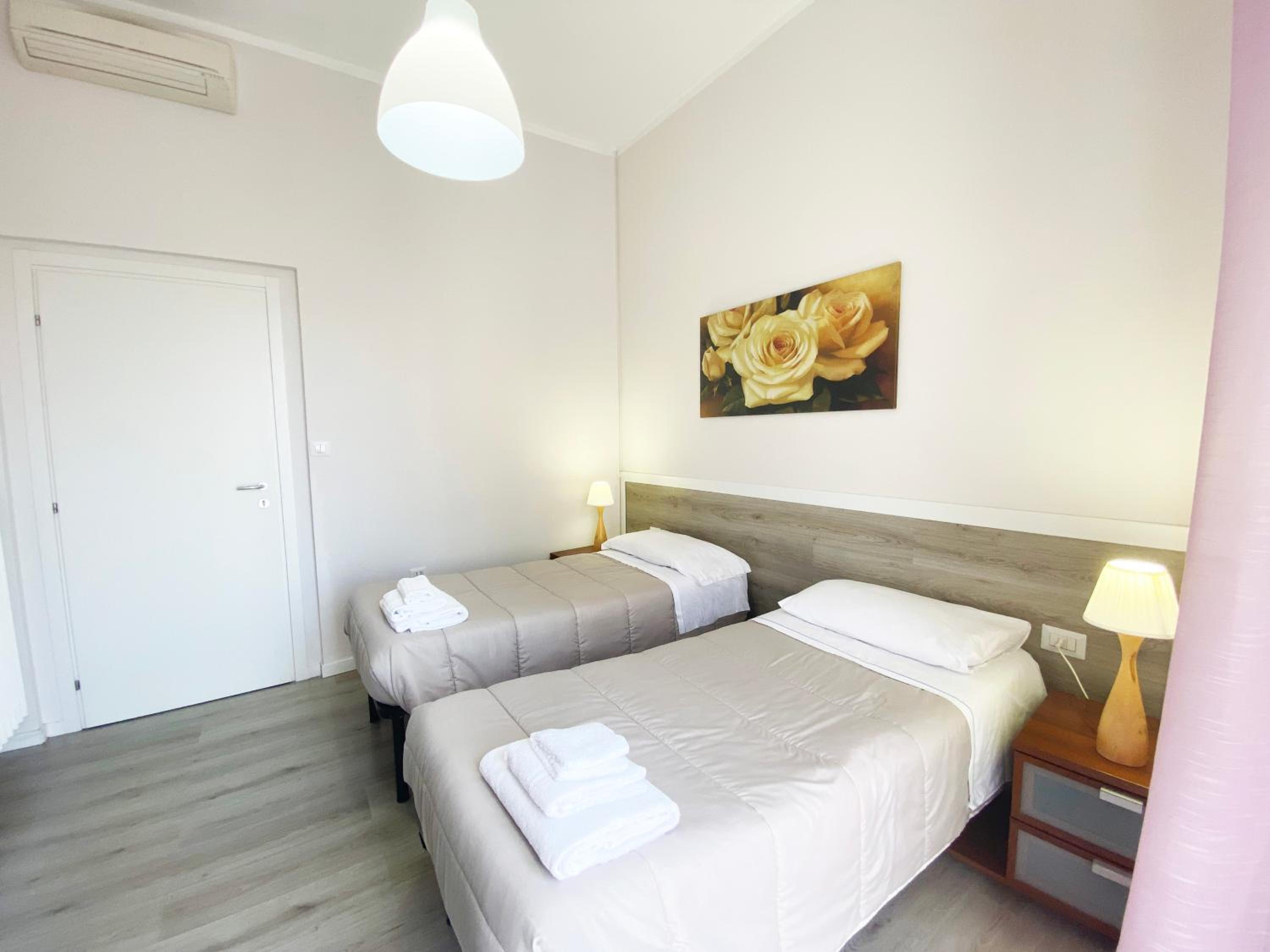 Double or Twin Room with Private External Bathroom - Photo 3