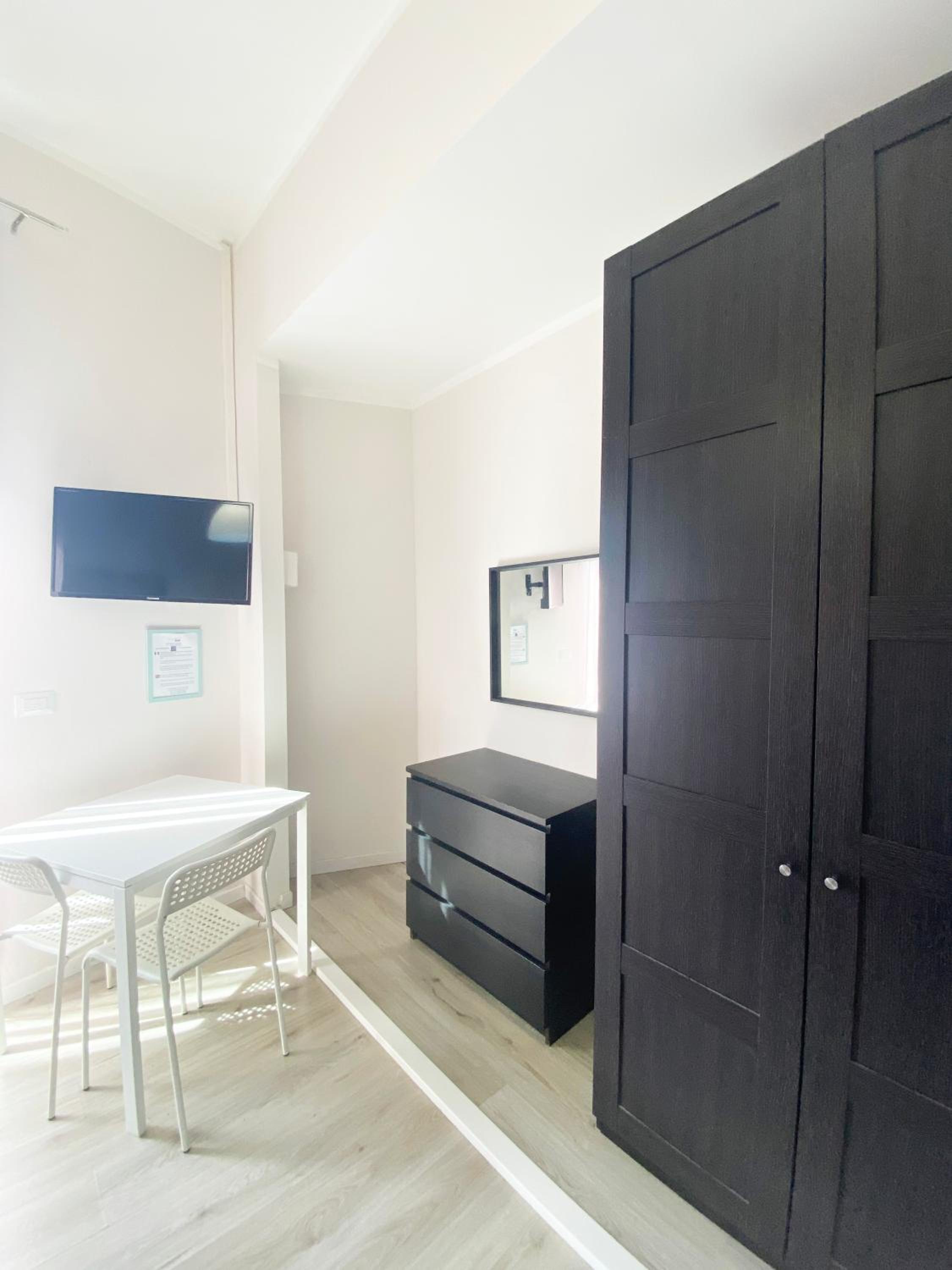 Double or Twin Room with Private External Bathroom - Photo 4