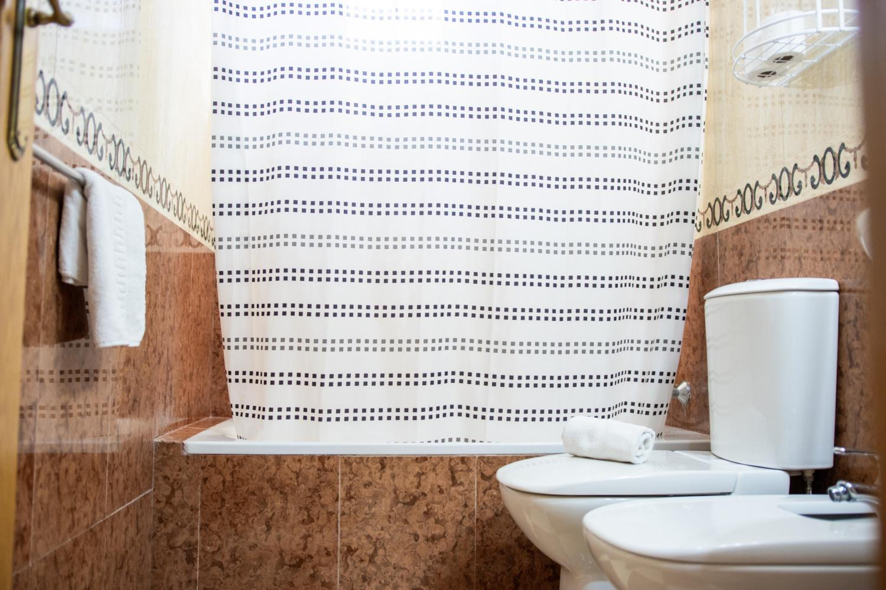 Standard Double or Twin Room (2 Adults) - Photo 7