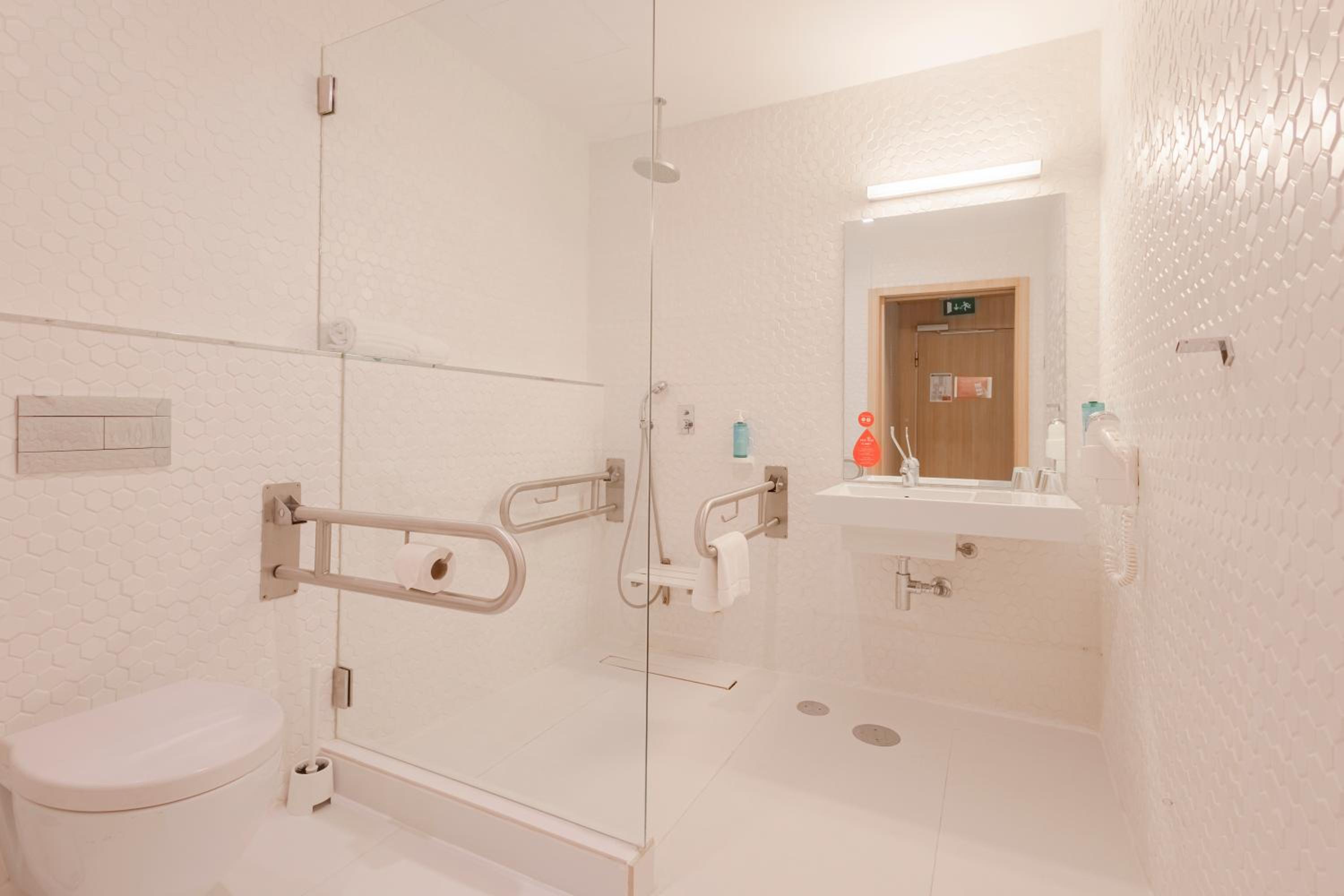 Double Room - Disability Access photo 3