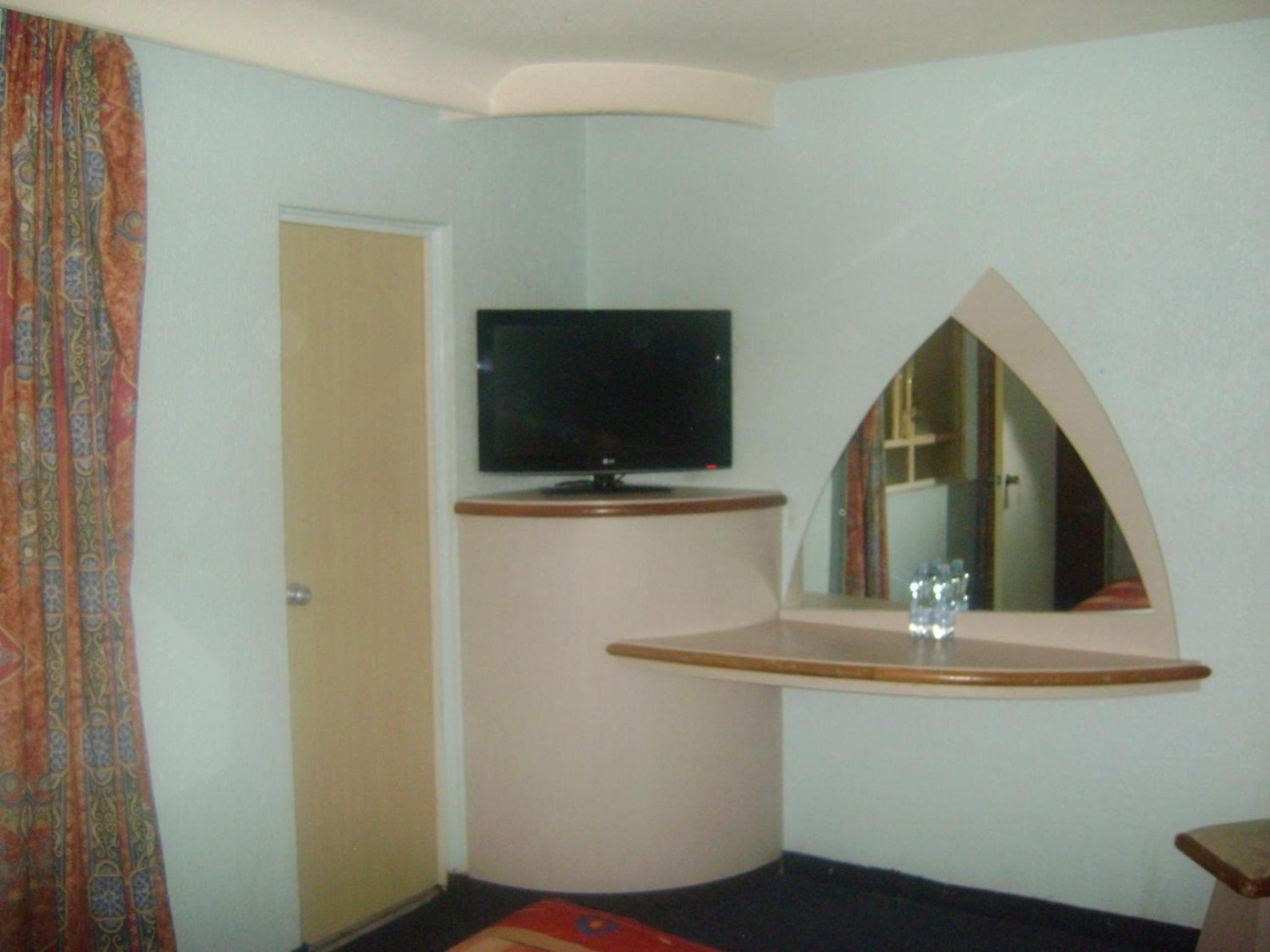 Twin Room - Photo 1