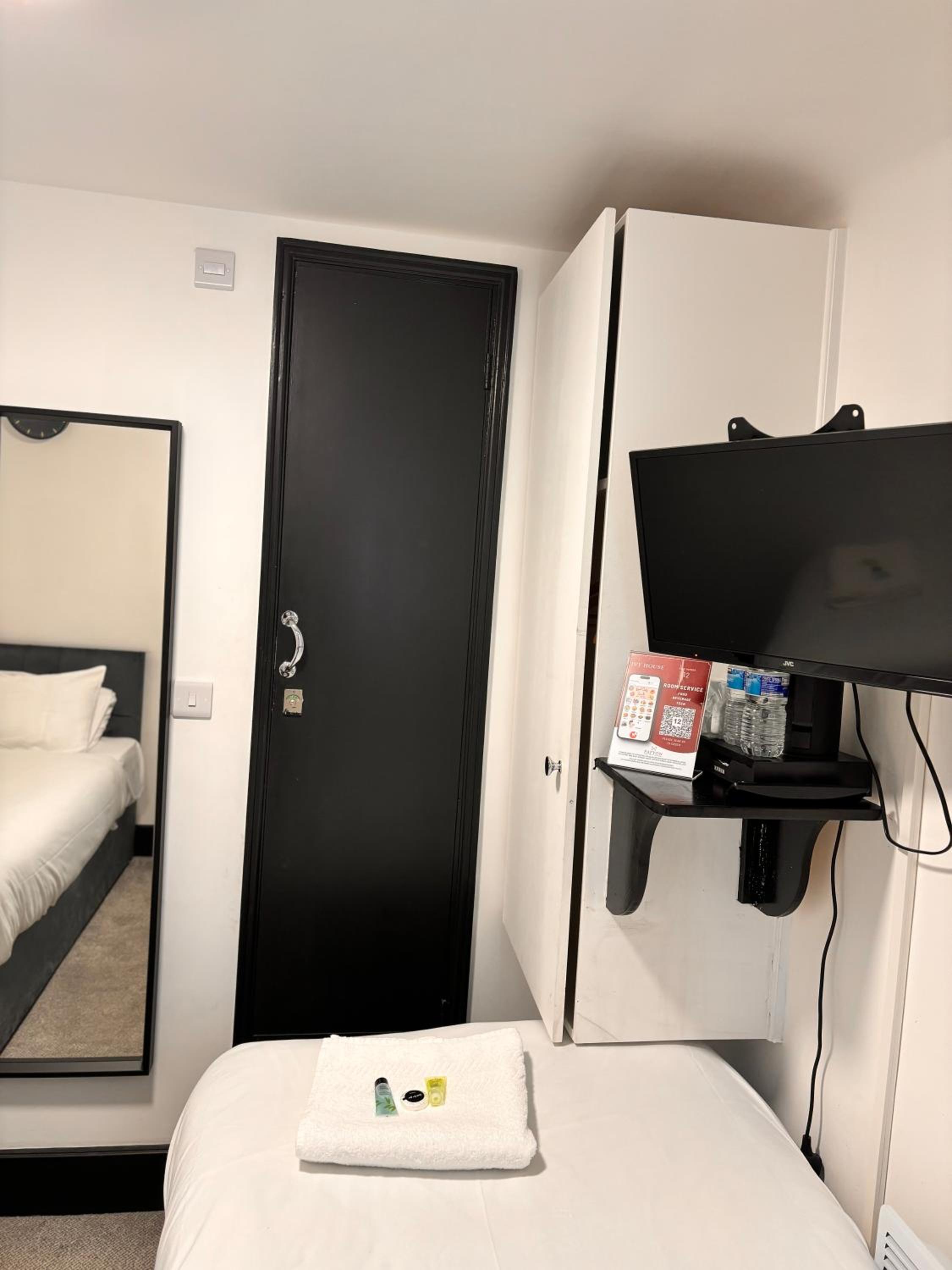 Deluxe Twin Room photo 3