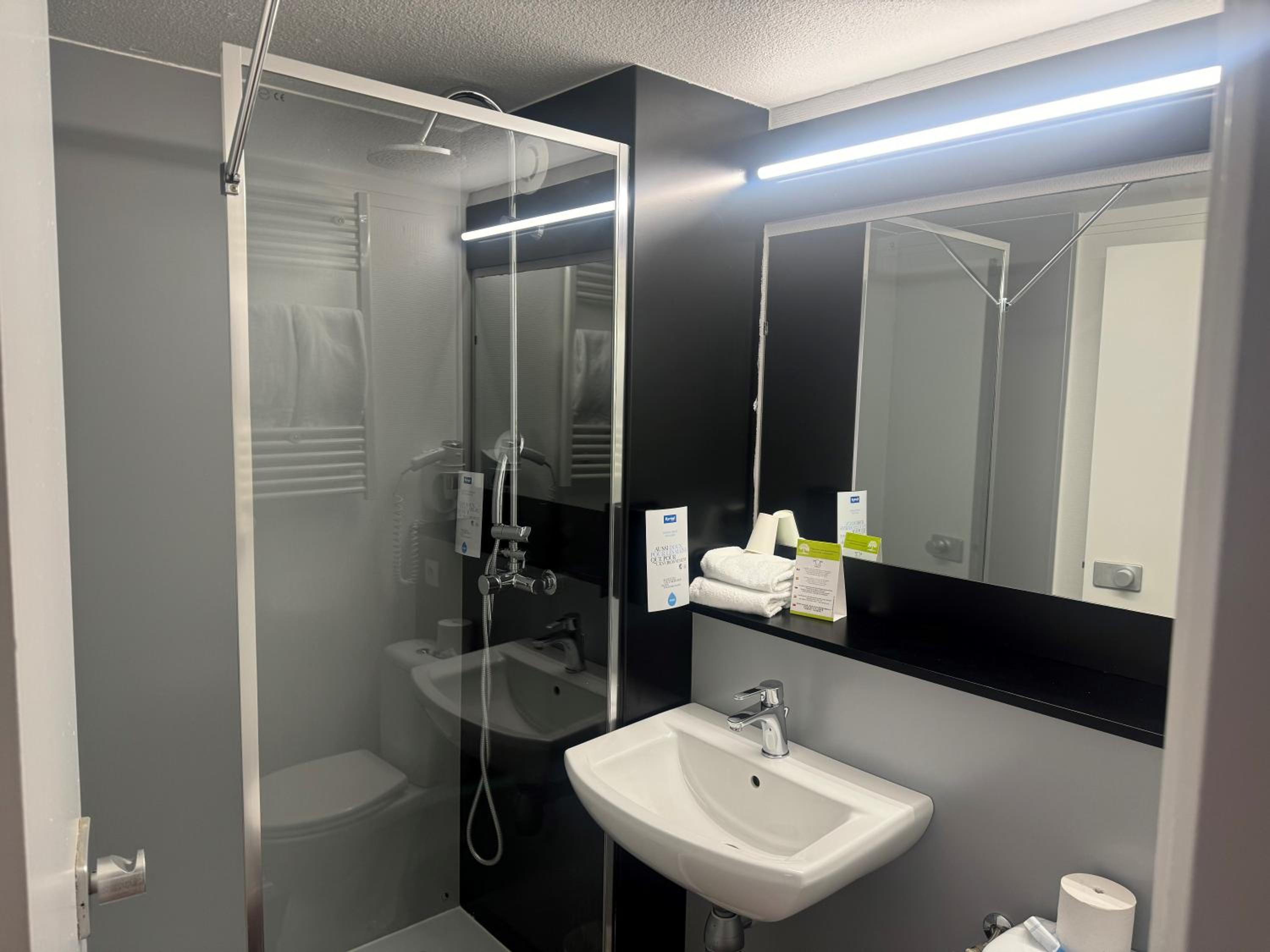 Twin Room - Photo 3