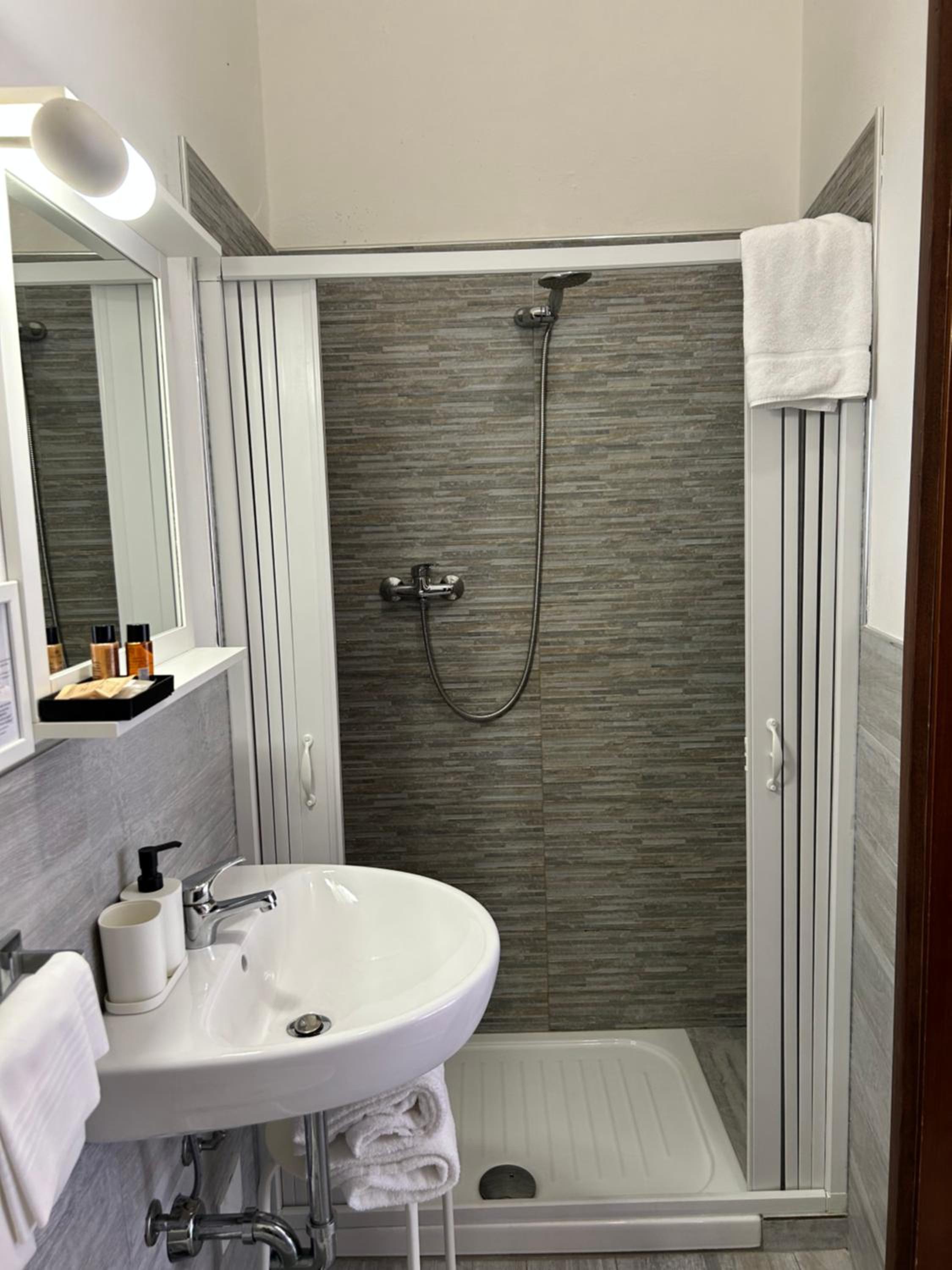 Deluxe Double Room - Photo 17