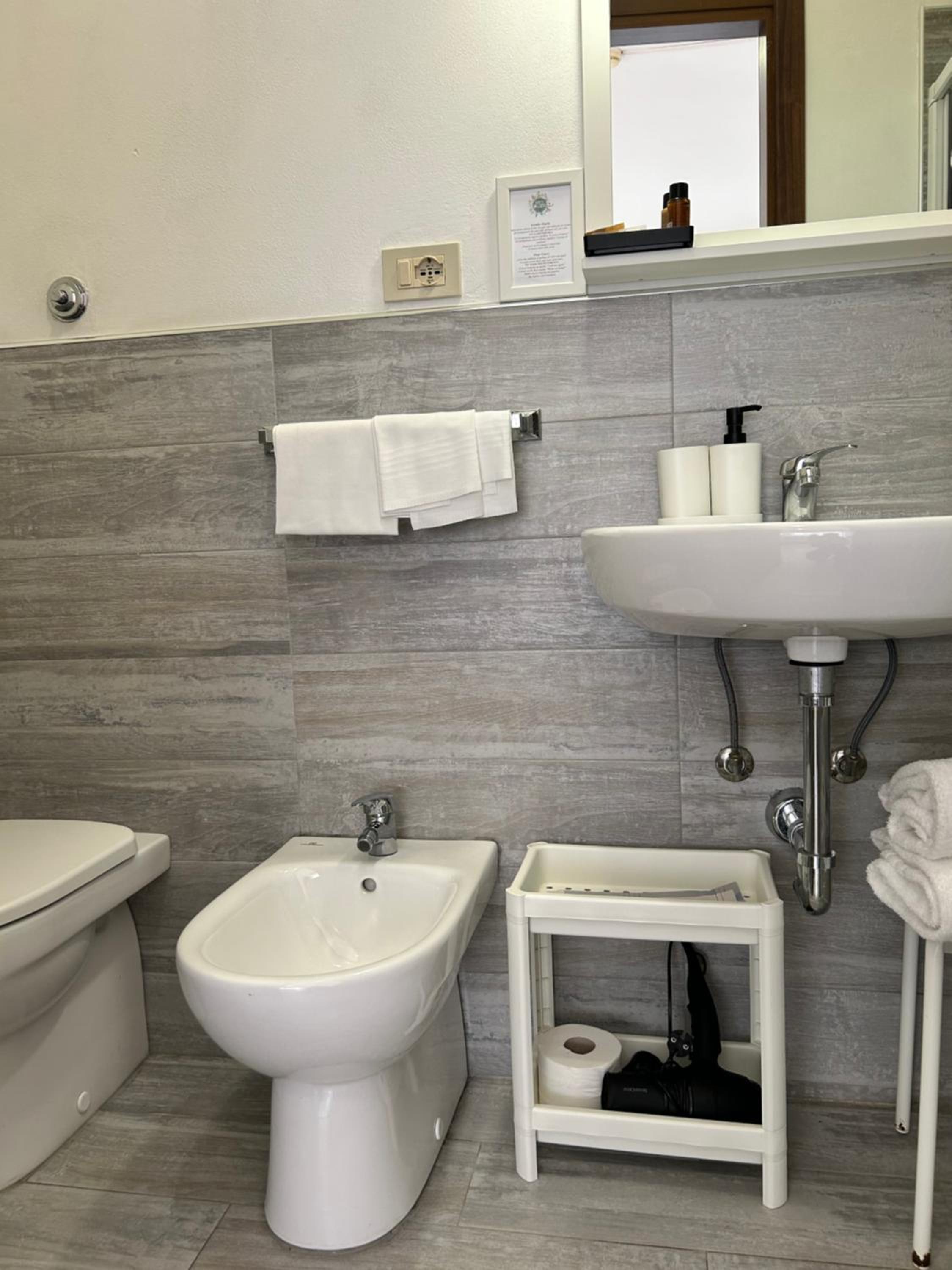 Deluxe Double Room - Photo 16