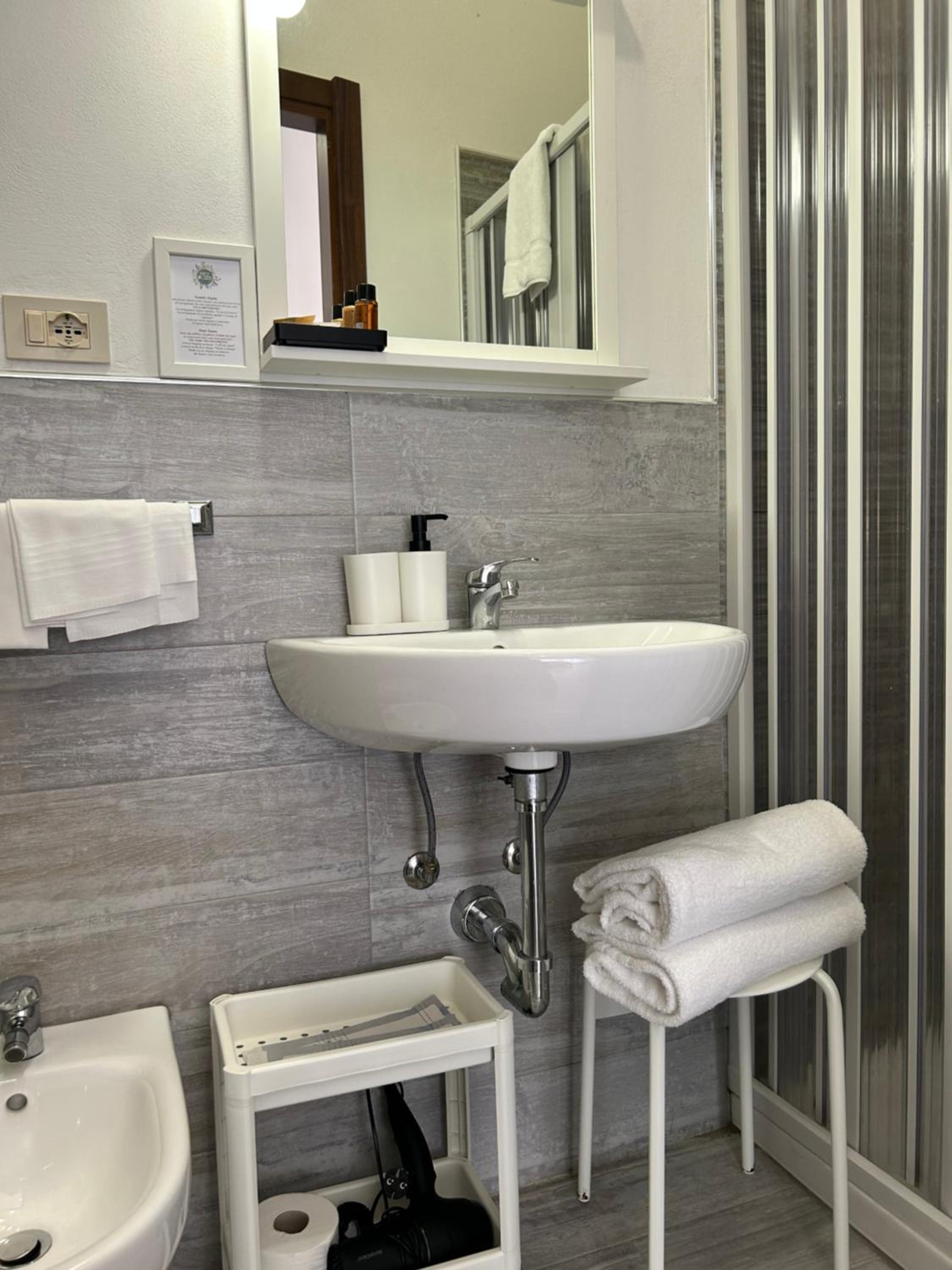 Deluxe Double Room - Photo 13