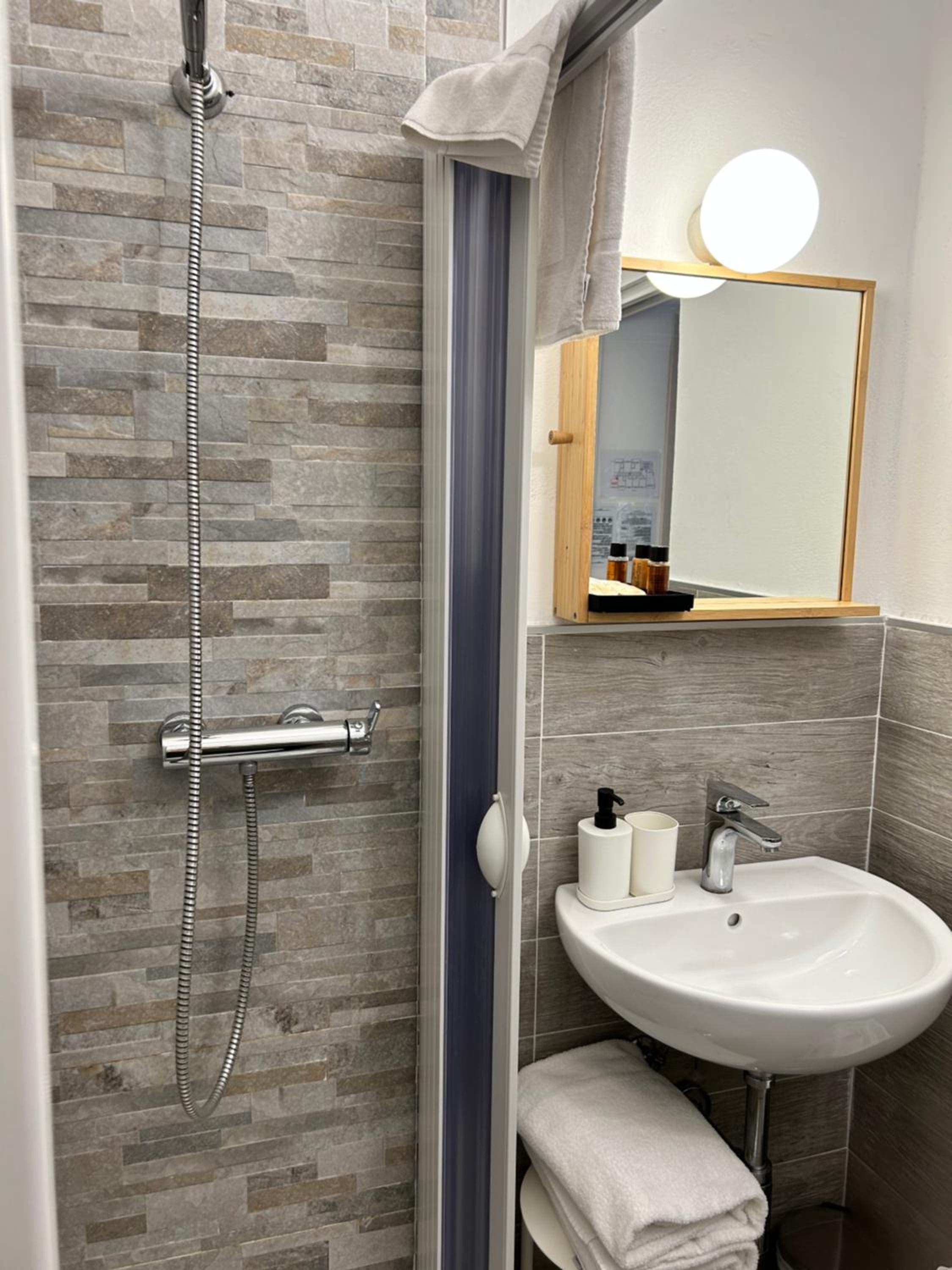 Deluxe Double Room - Photo 11