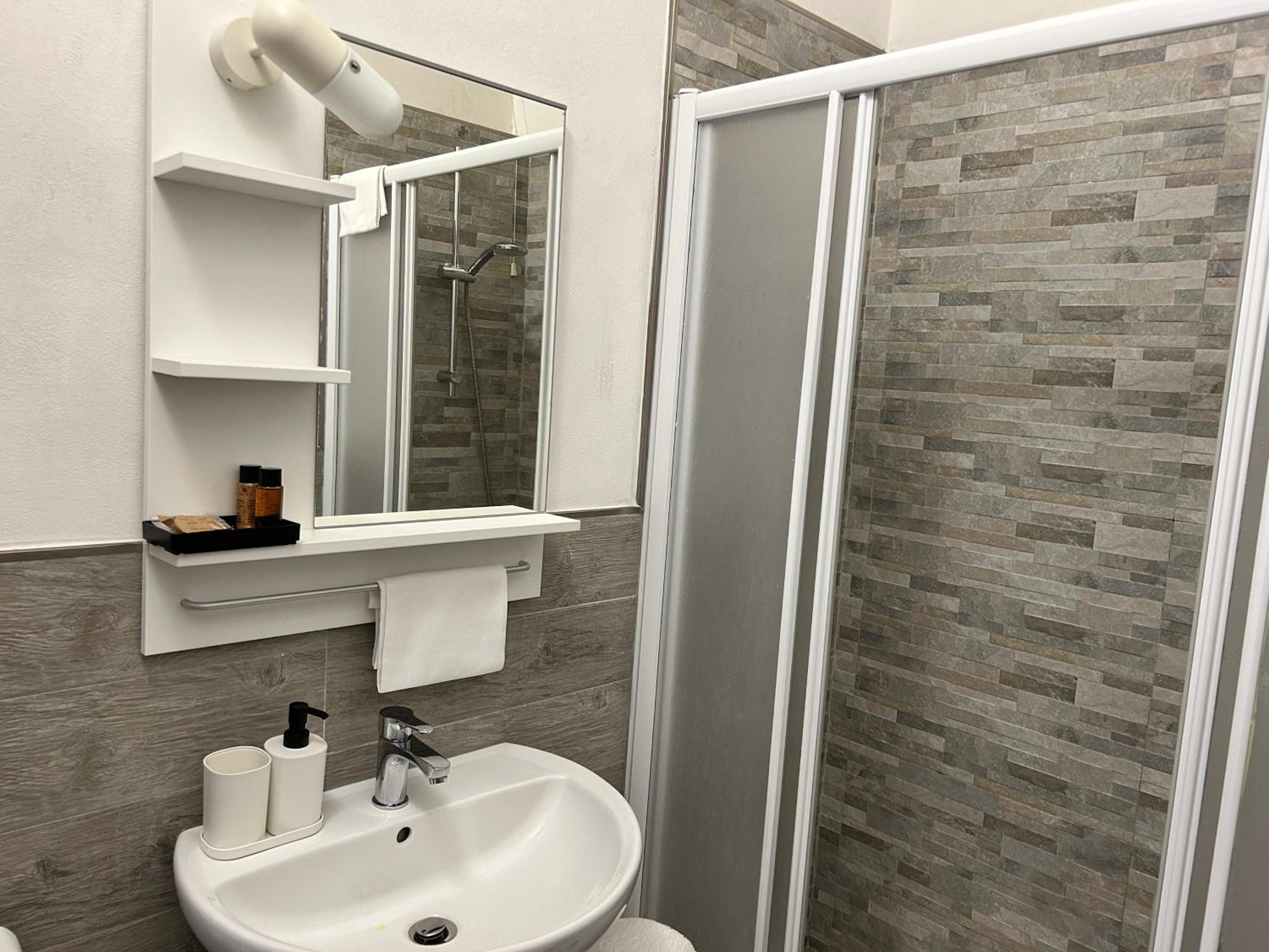 Deluxe Double Room - Photo 12