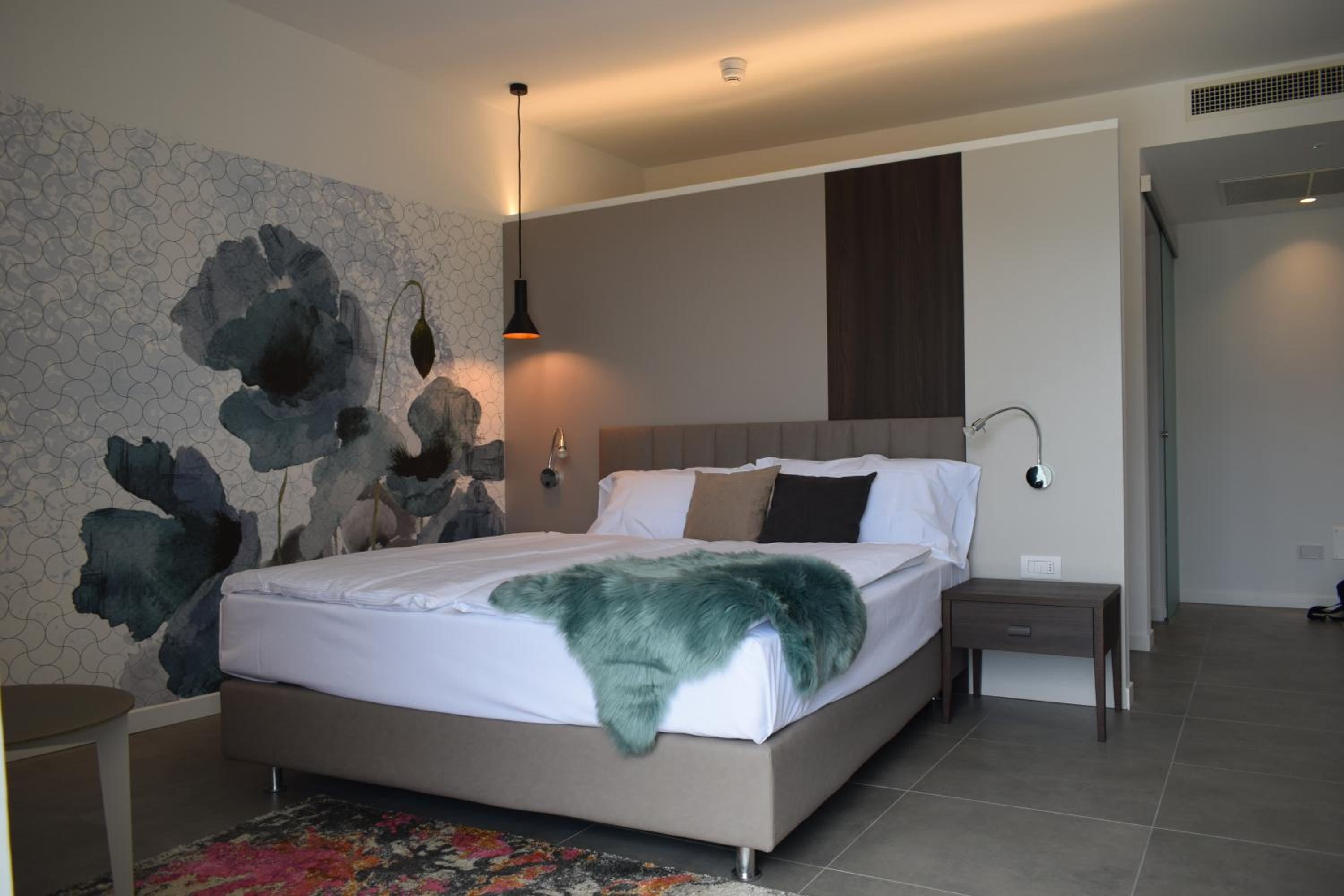 Junior Suite with Balcony and Lake View - Photo 1