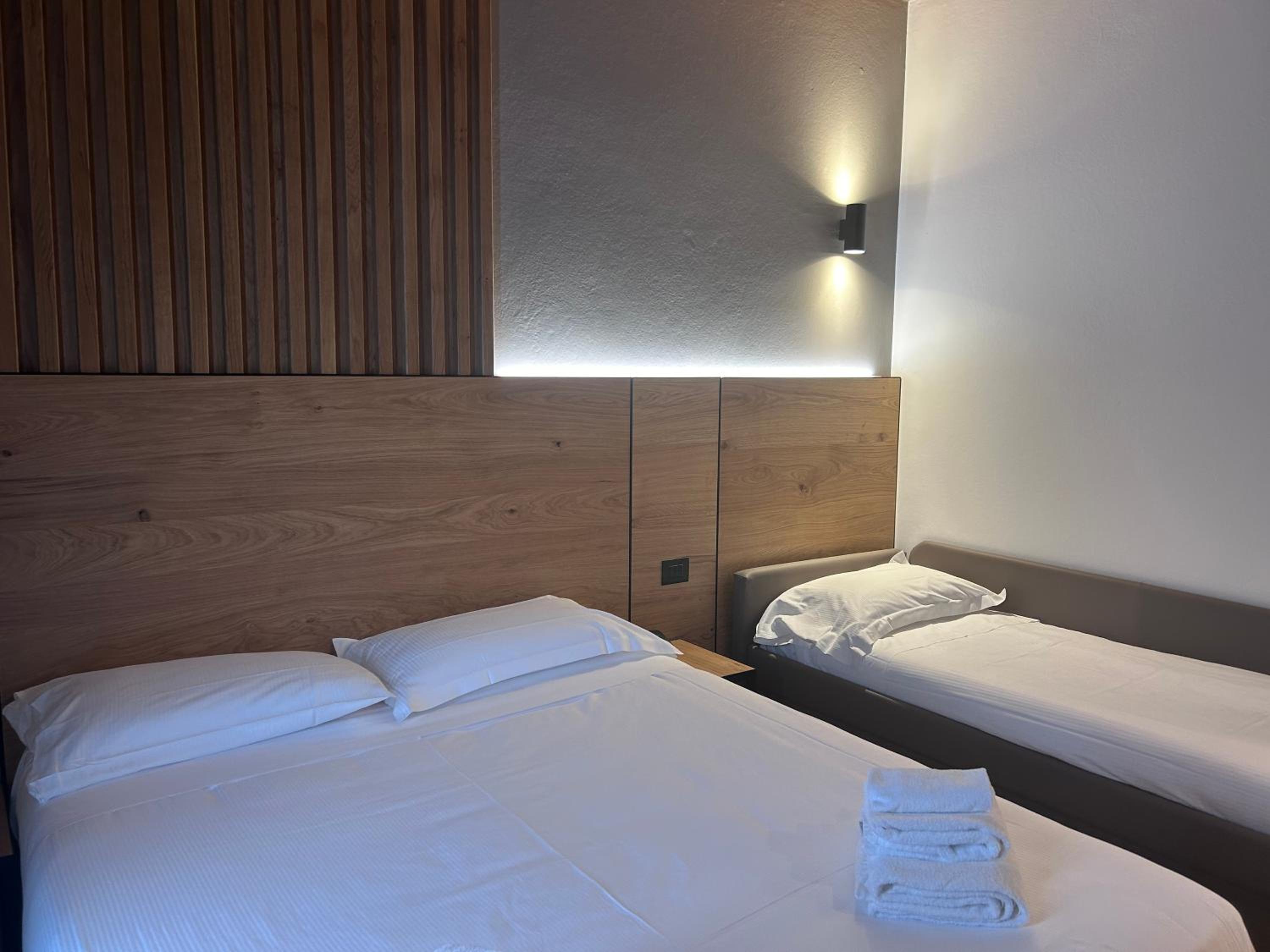Comfort Queen Room with Sofa Bed - Non-Smoking - Photo 4