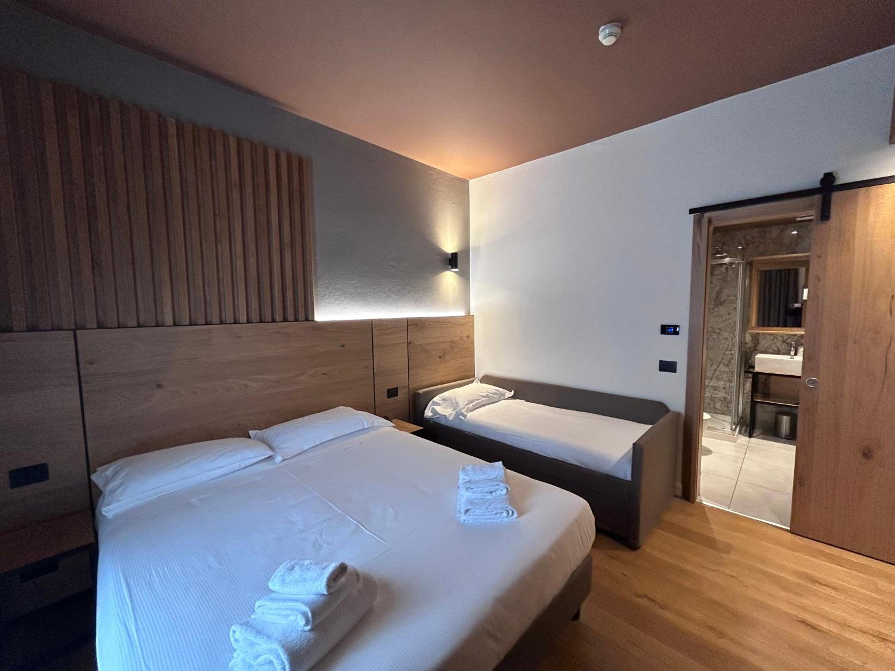 Comfort Queen Room with Sofa Bed - Non-Smoking - Photo 5