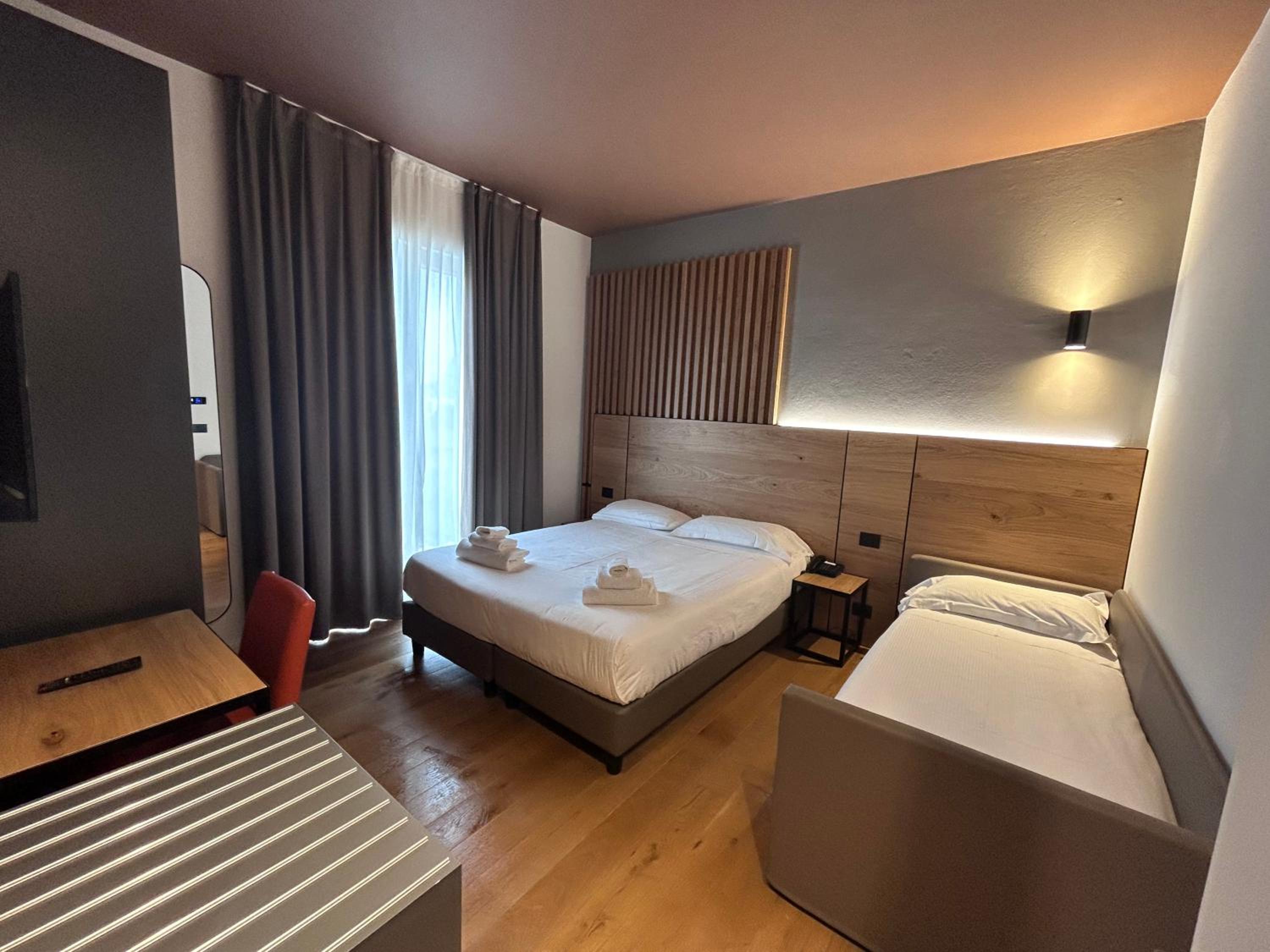 Comfort Queen Room with Sofa Bed - Non-Smoking - Photo 6