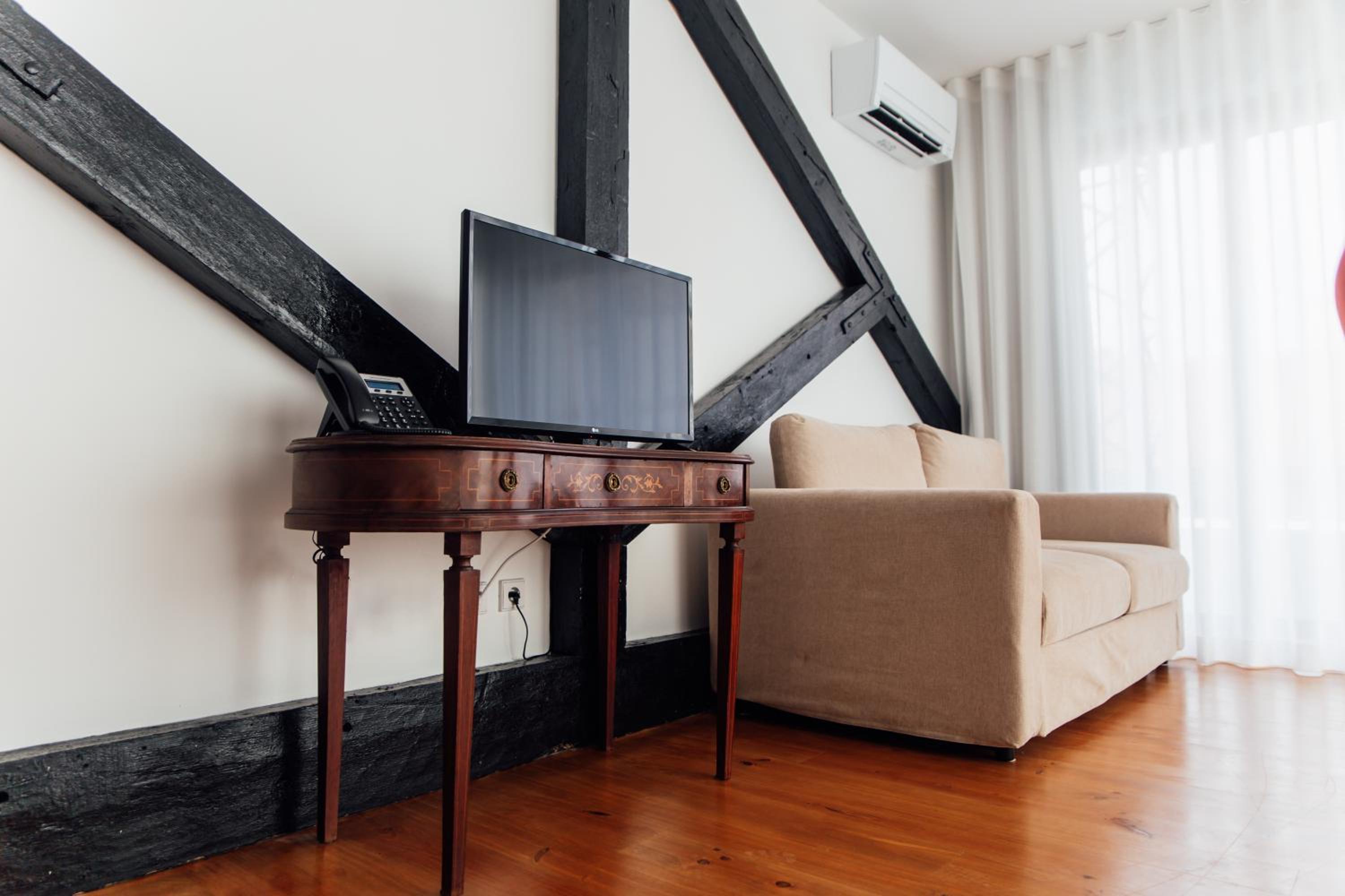 Superior Two-Bedroom Apartment with Balcony and Garden View - Photo 32