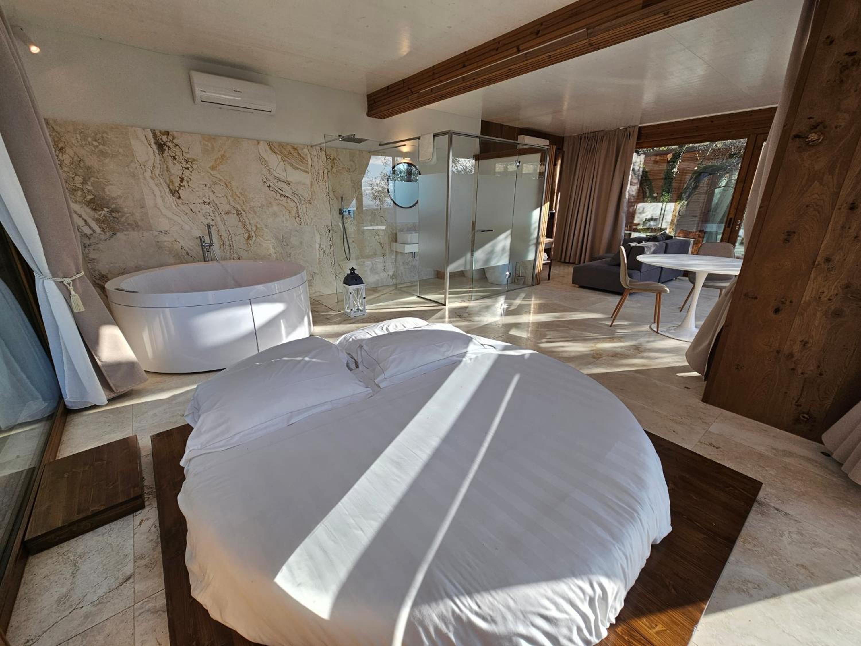 Suite with Spa Bath - Photo 7