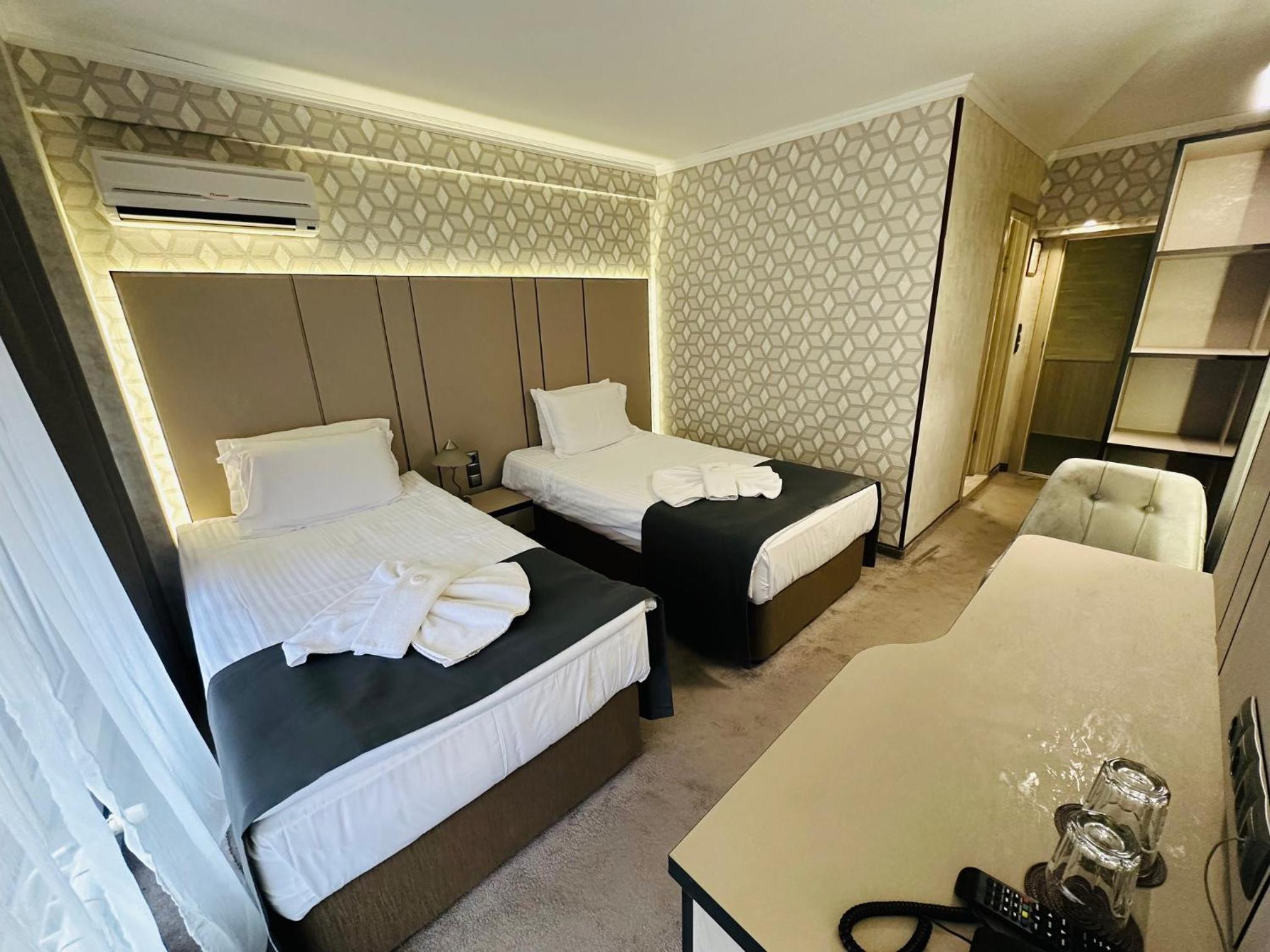 Double or Twin Room - Photo 8