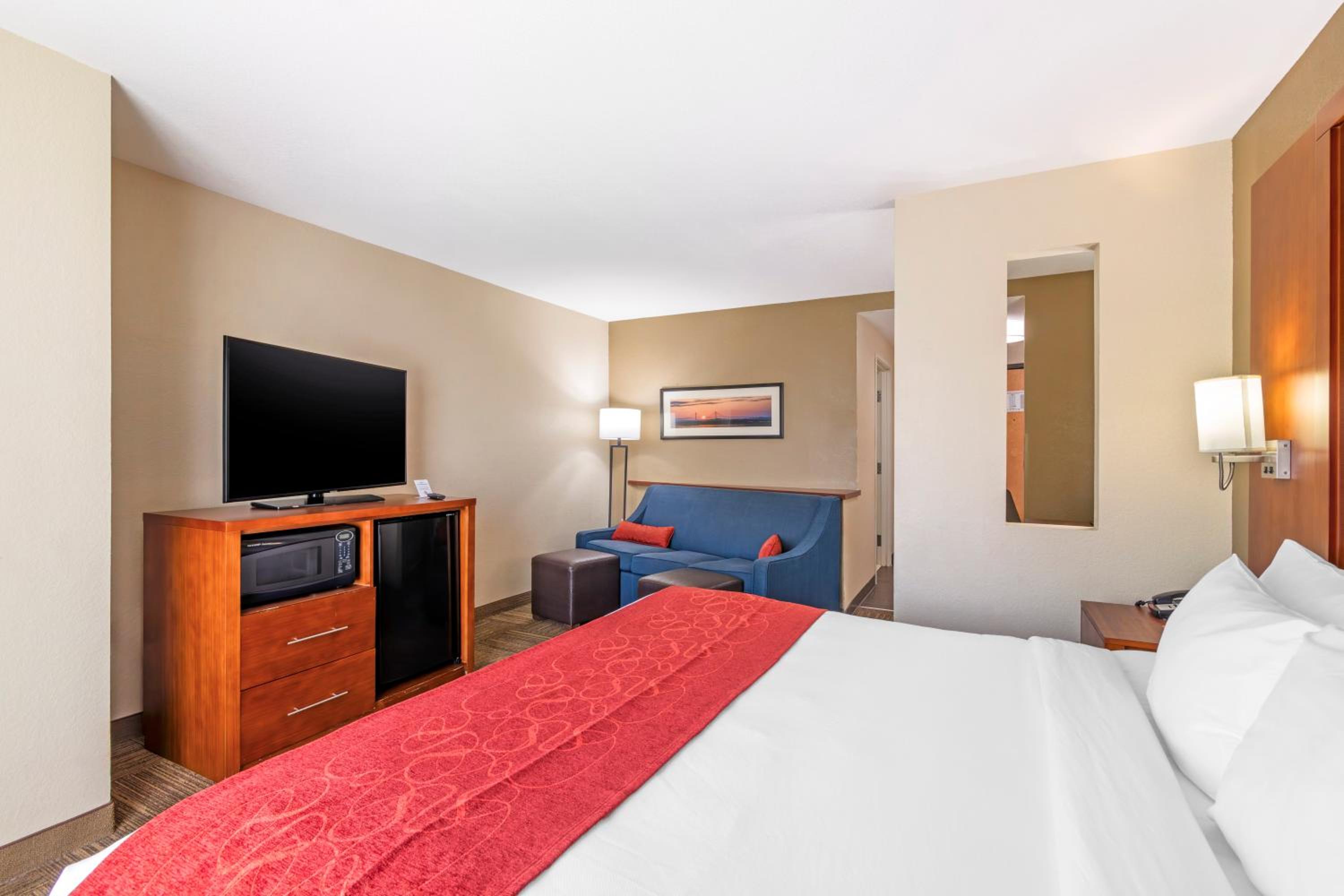 King Suite - Non-Smoking photo 3