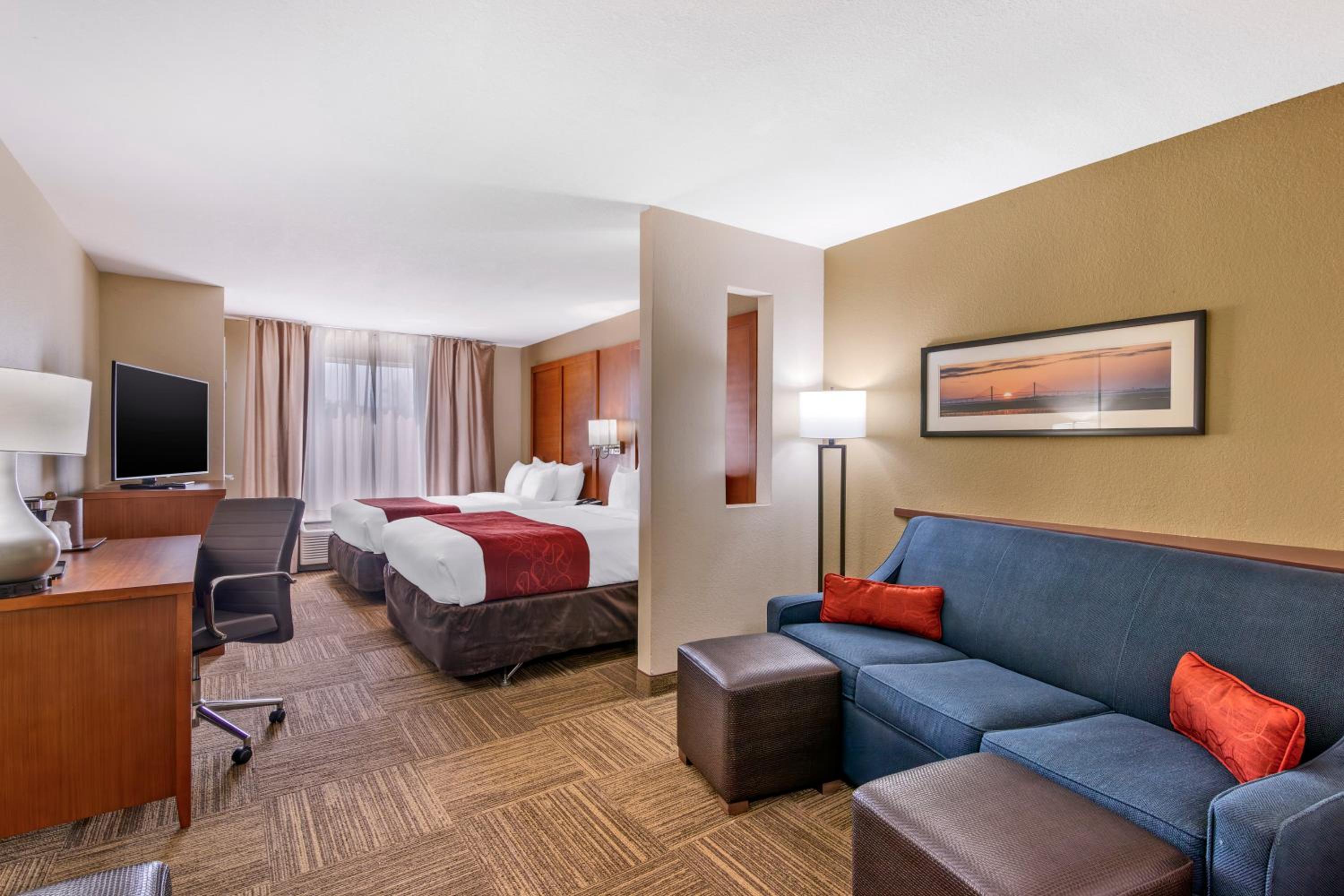 Queen Suite with Two Queen Beds - Non-Smoking photo 1