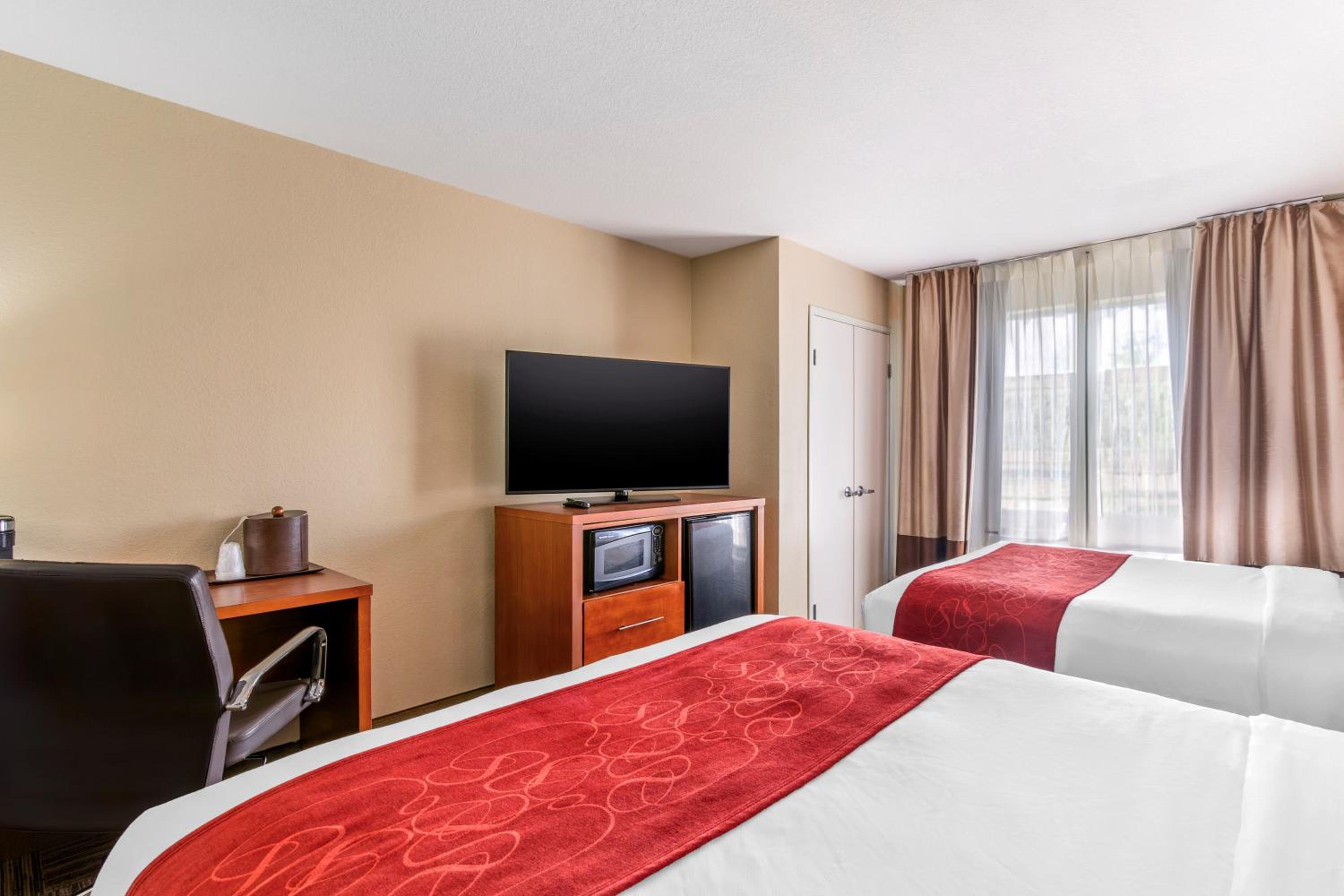 Queen Suite with Two Queen Beds - Non-Smoking photo 2