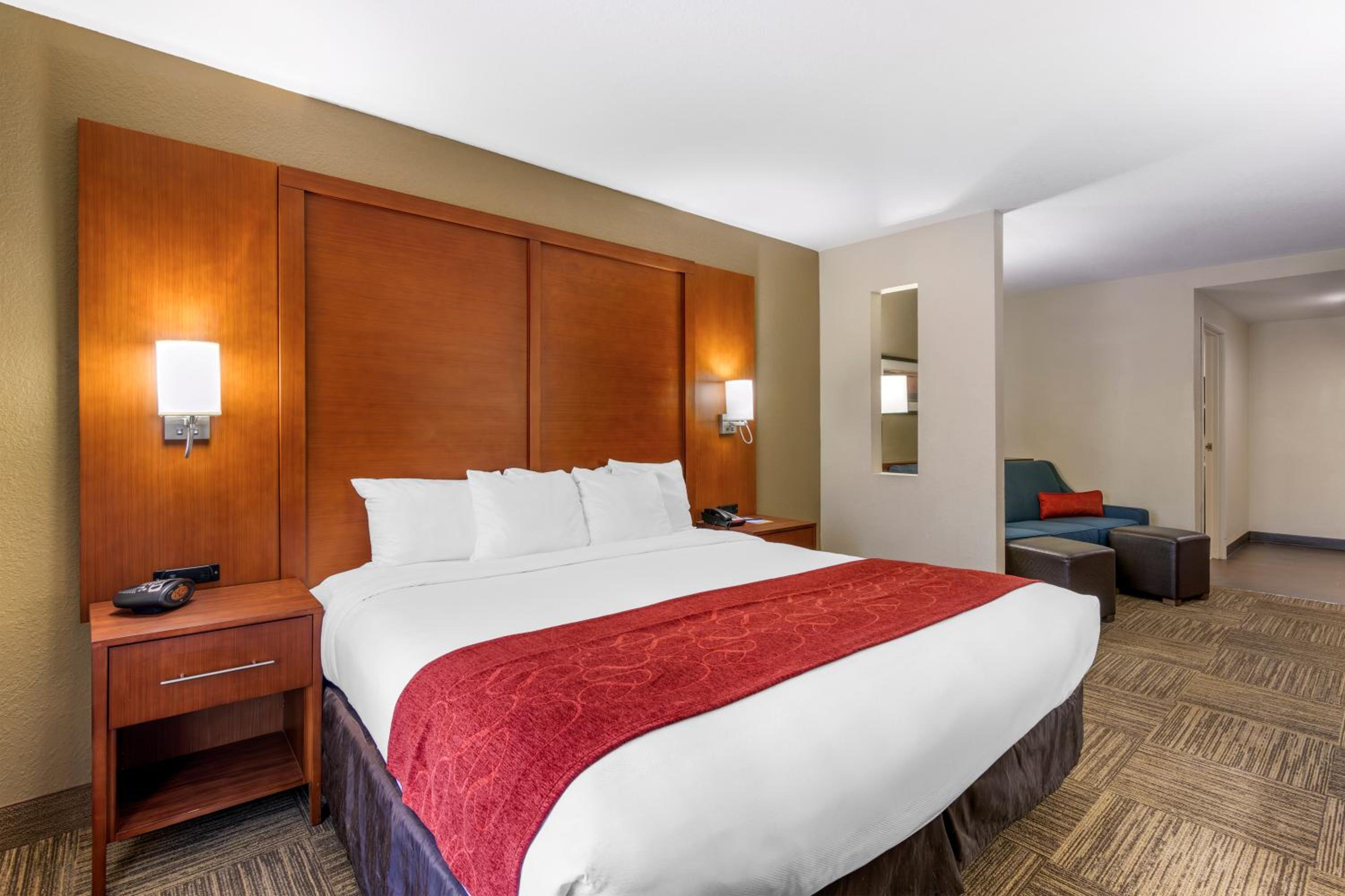 King Suite - Accessible/Non-Smoking photo 3