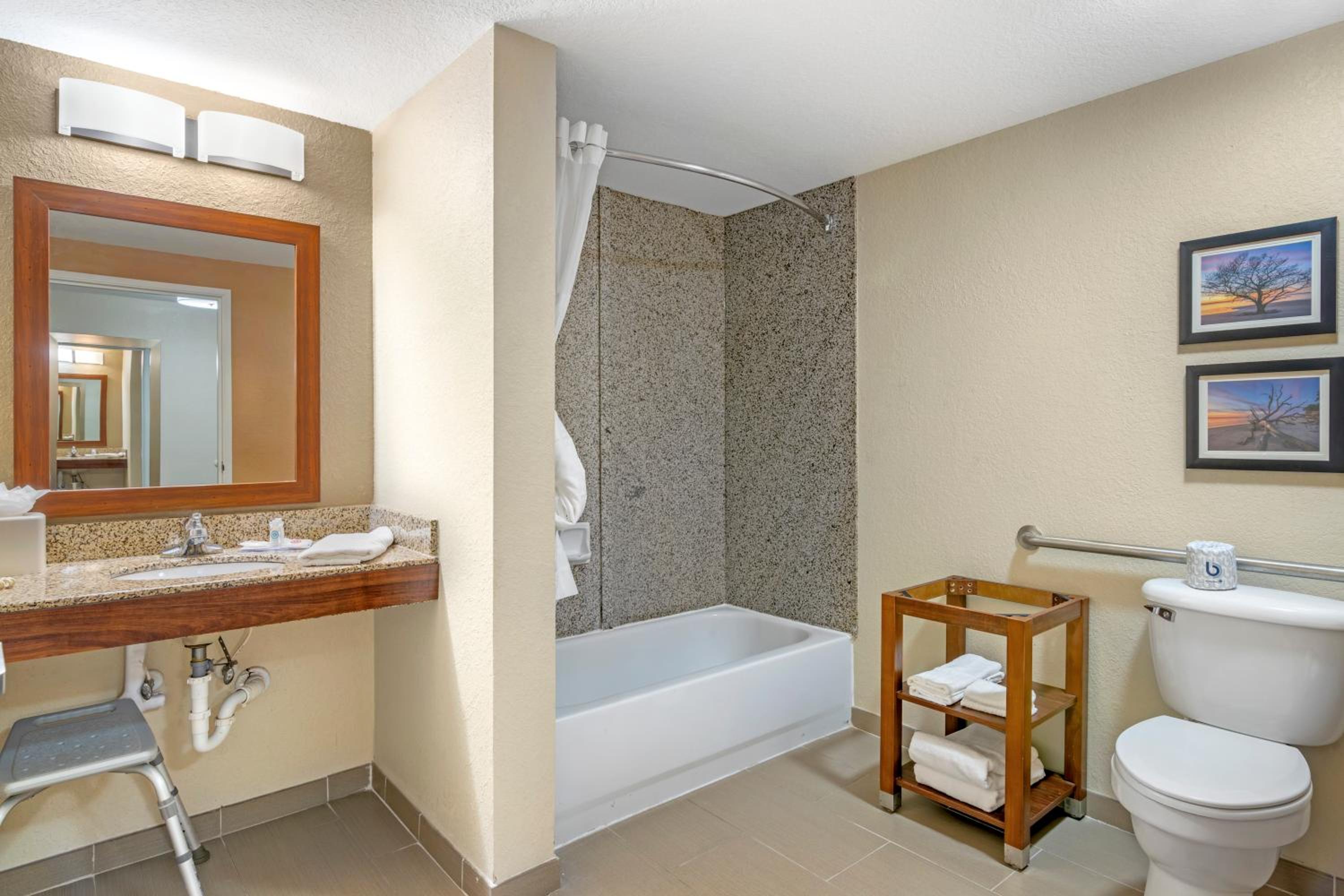 King Suite - Accessible/Non-Smoking photo 2