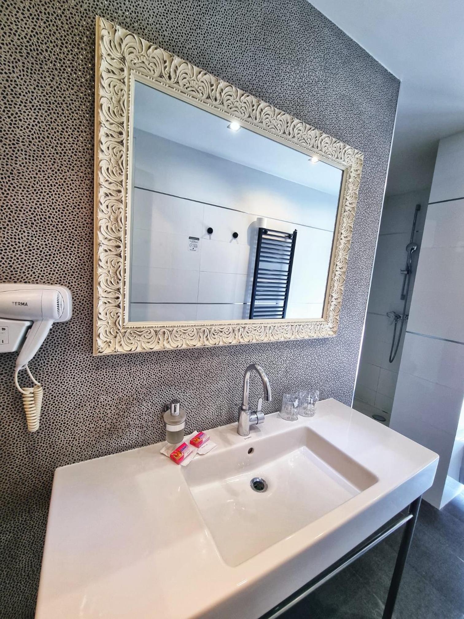 Classic Triple Room - Photo 13