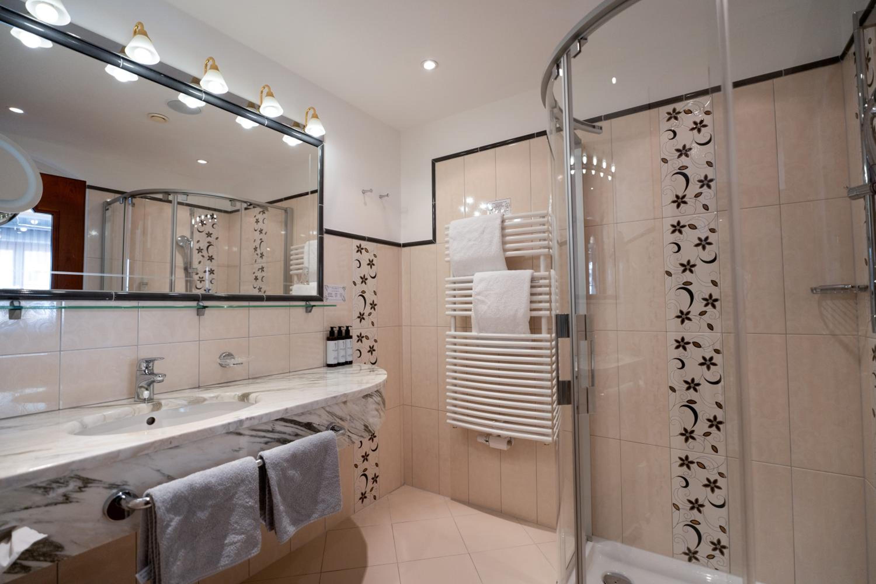 Deluxe Double Room with Shower photo 2